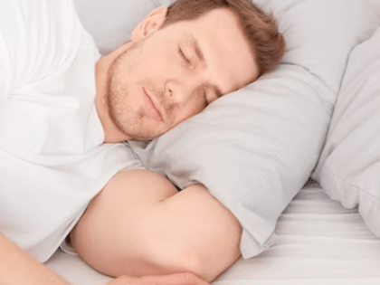 «Жесткая нужна тем, кто спит на боку»: остеопат рассказал, как правильно выбрать подушку