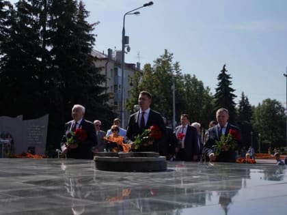 Возложение цветов к Обелиску Славы