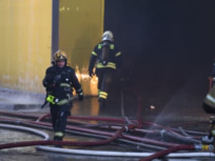 Пожар на площади 1,6 тыс. "квадратов" произошел на складе в Москве