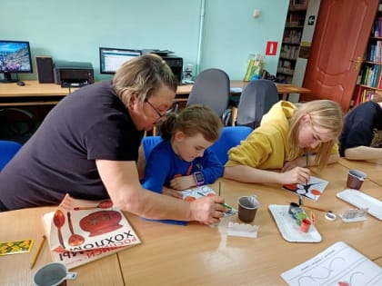 Разные поколения ружан – на мастер-классе по хохломе