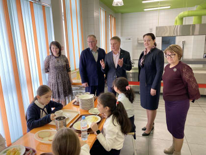 Единороссы проверили организацию горячего питания в школе Ленинского округа
