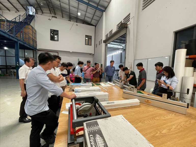 Khách hàng trải nghiệm thực tế các tính năng của sản phẩm.