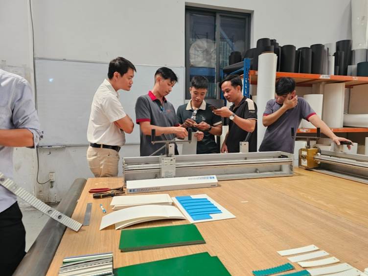 Khách tham dự thảo luận các tính năng của sản phẩm.