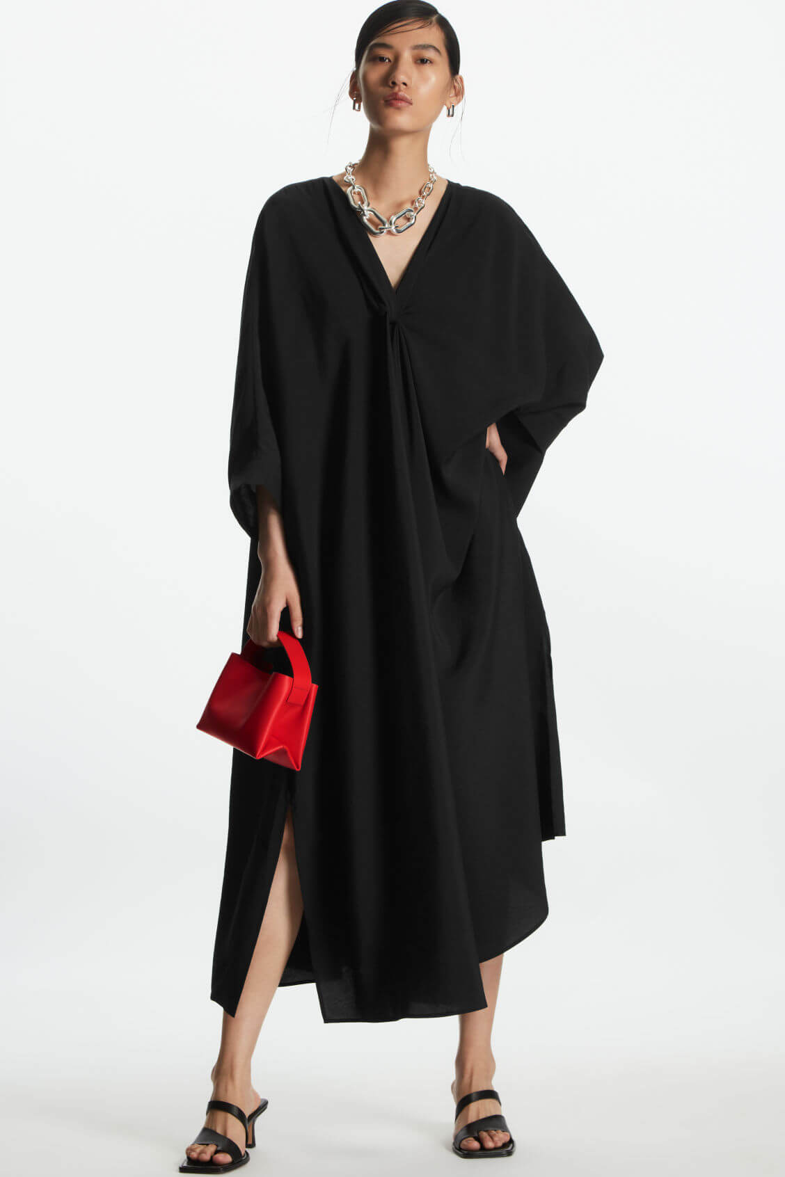 Black Dress Aesthetic: Styling a black dress aesthetically