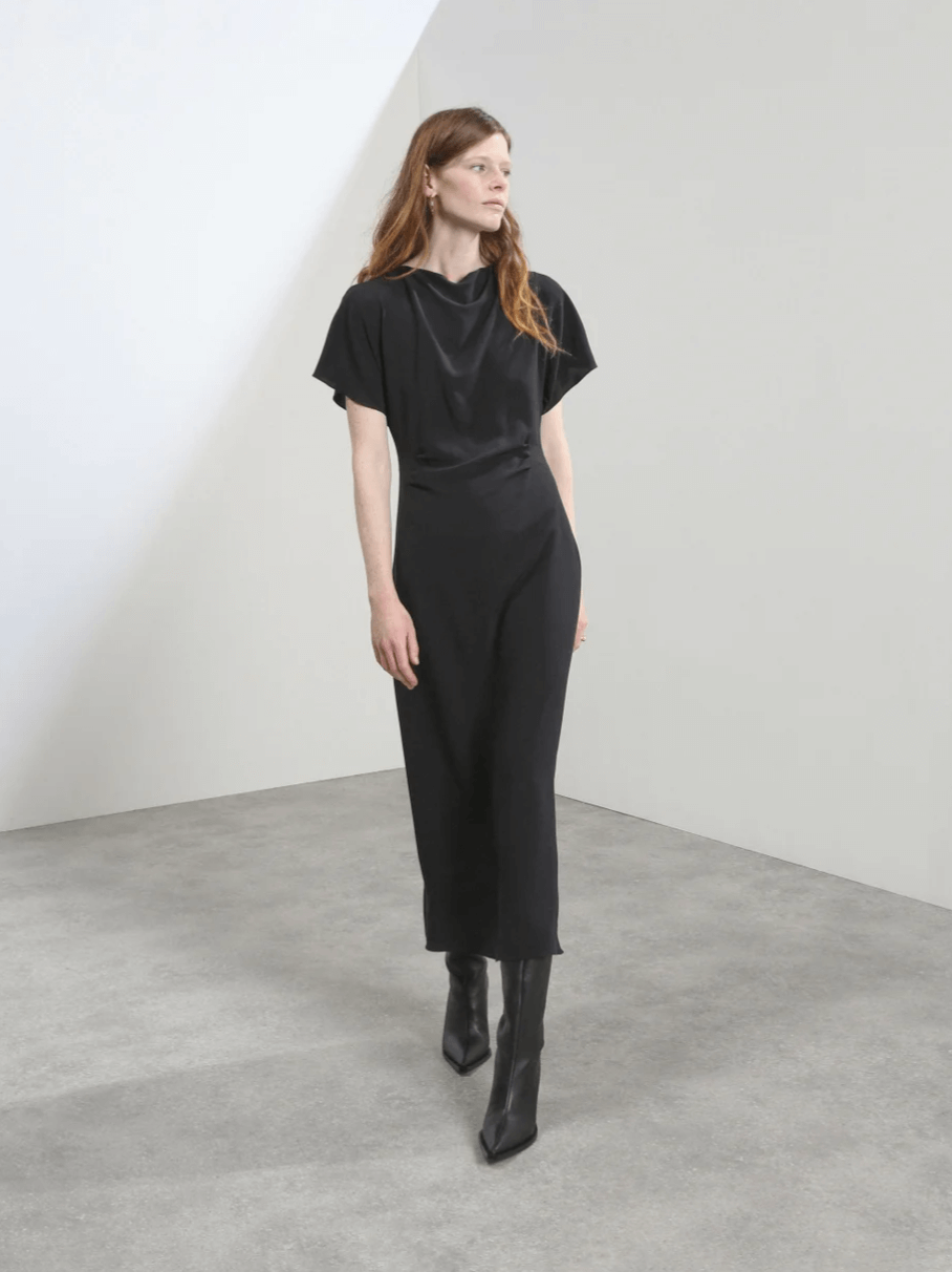 Black Dress Aesthetic: Styling a black dress aesthetically