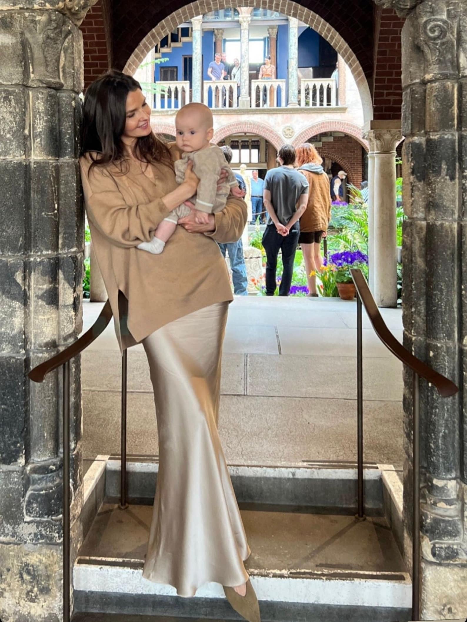 Accentuating Sensuality: Aesthetic Makeup for a Nude-Colored Dress