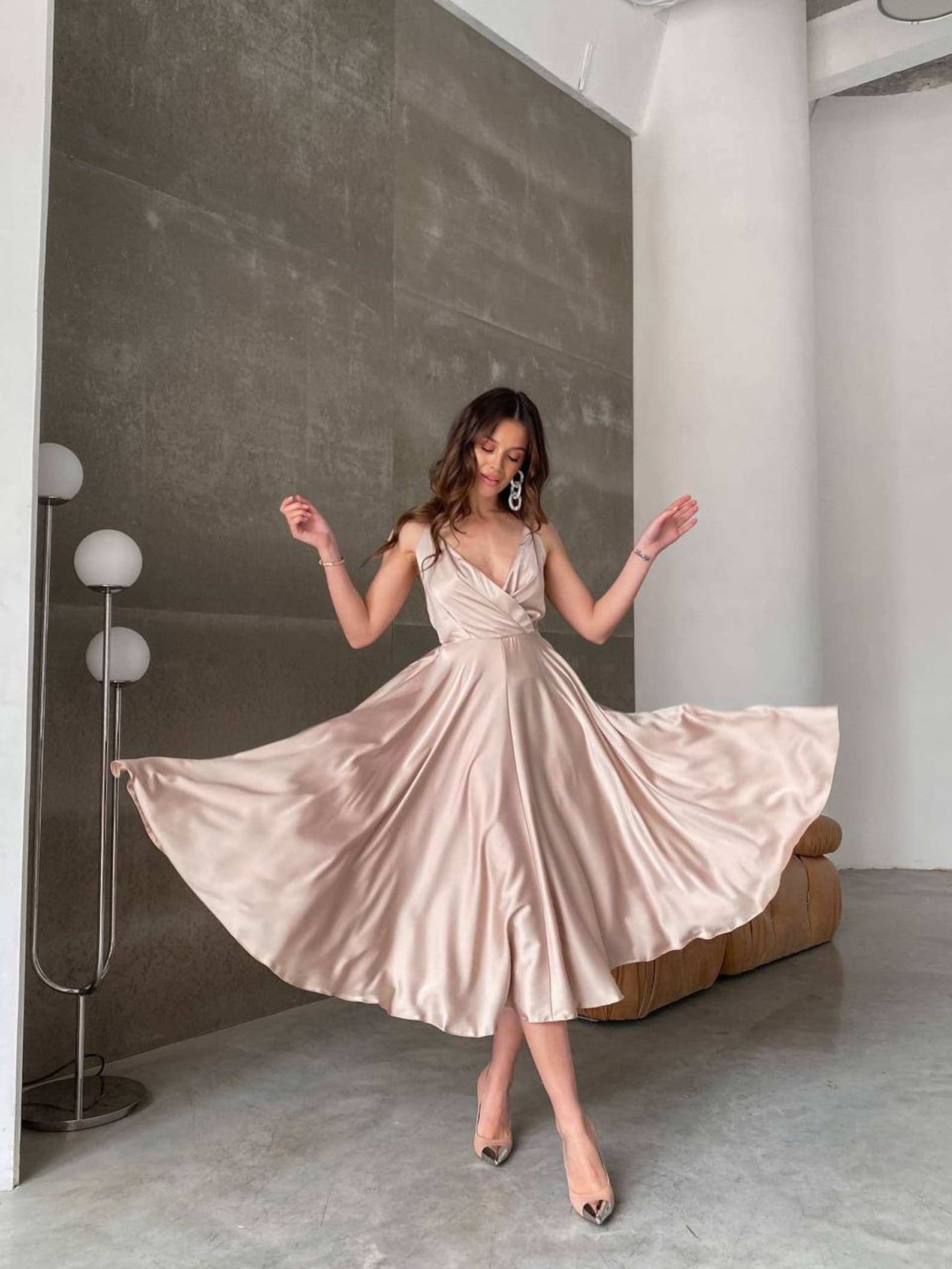 Accentuating Sensuality: Aesthetic Makeup for a Nude-Colored Dress