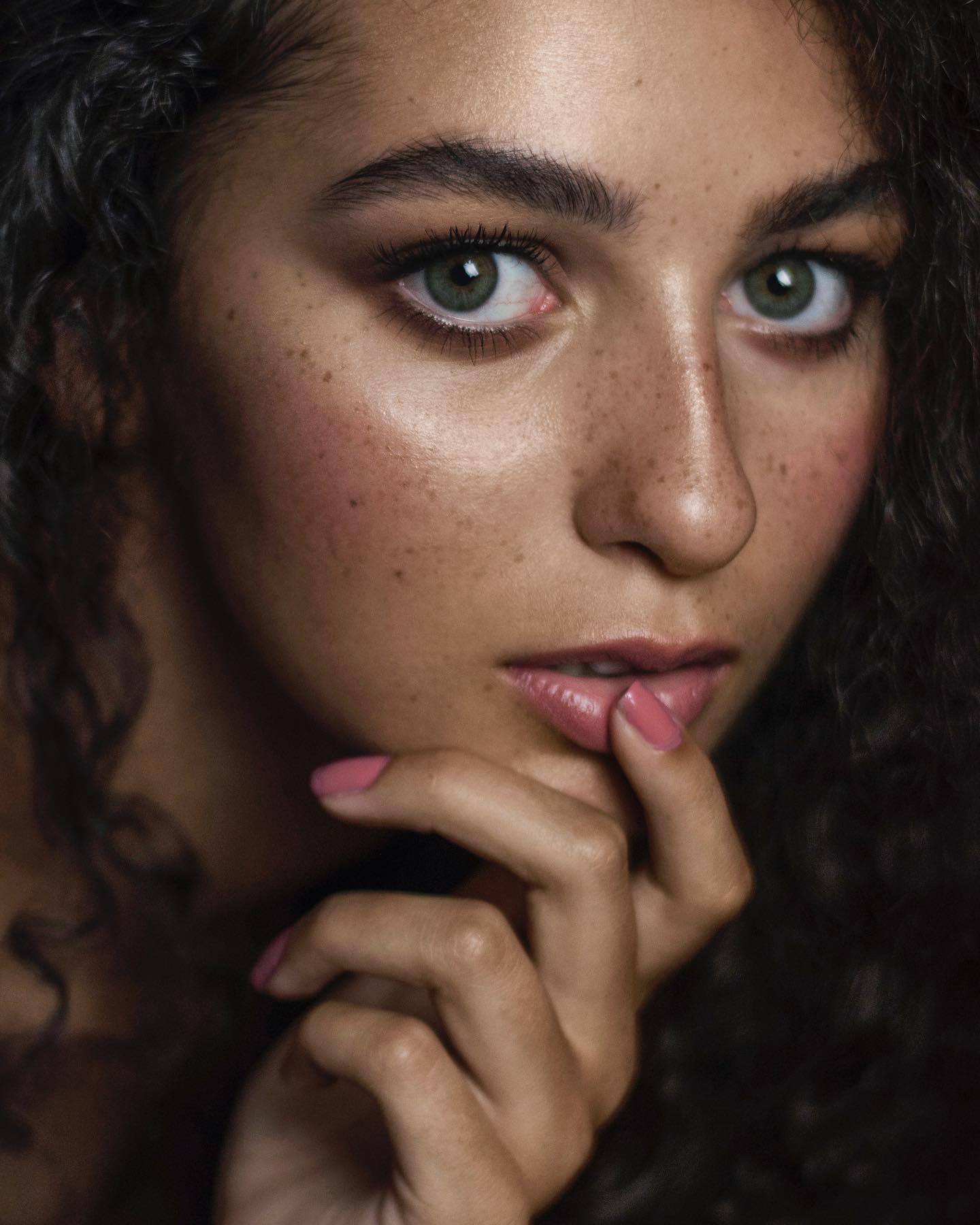 Accentuating Sensuality: Aesthetic Makeup for a Nude-Colored Dress