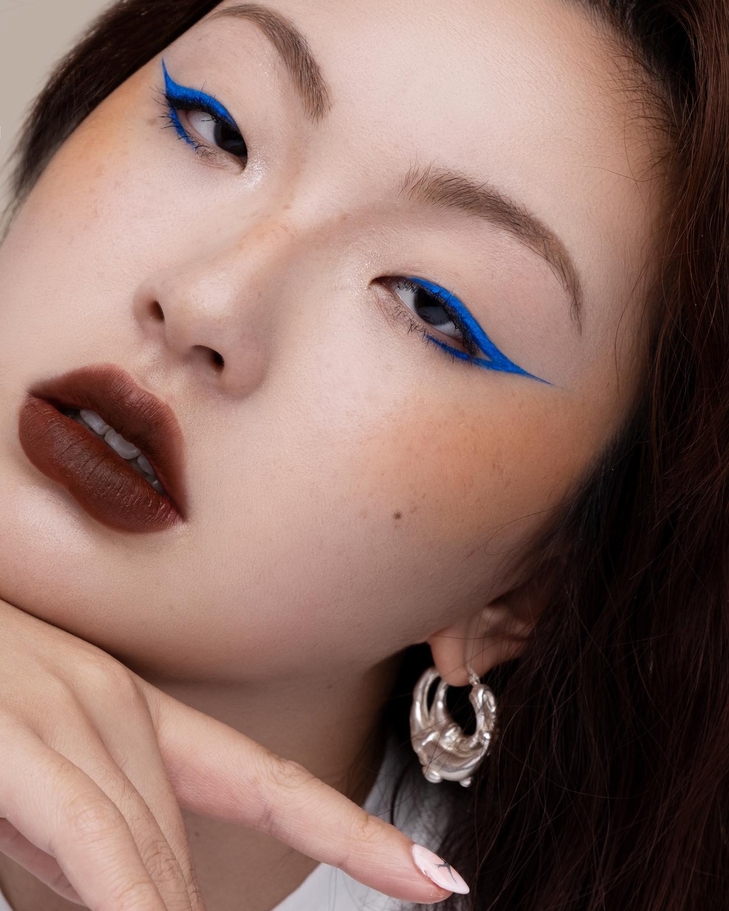 Accentuating Sensuality: Aesthetic Makeup for a Nude-Colored Dress