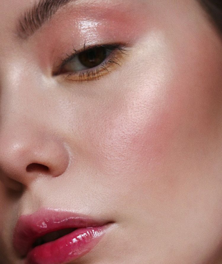 10+ Mesmerizing Feminine Looks with Baggy Outfits & Soft Romantic Makeup