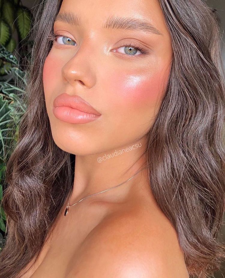 10+ Mesmerizing Feminine Looks with Baggy Outfits & Soft Romantic Makeup
