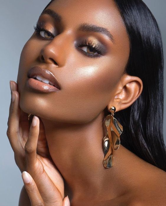 10+ Mesmerizing Feminine Looks with Baggy Outfits & Soft Romantic Makeup