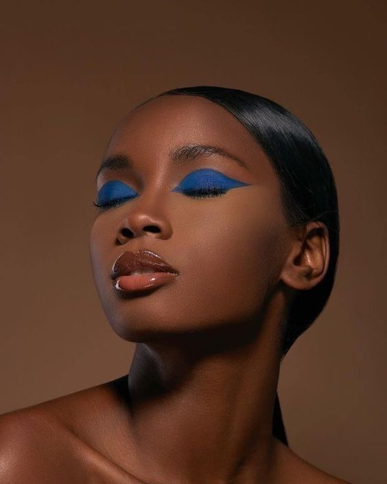 10+ Mesmerizing Feminine Looks with Baggy Outfits & Soft Romantic Makeup
