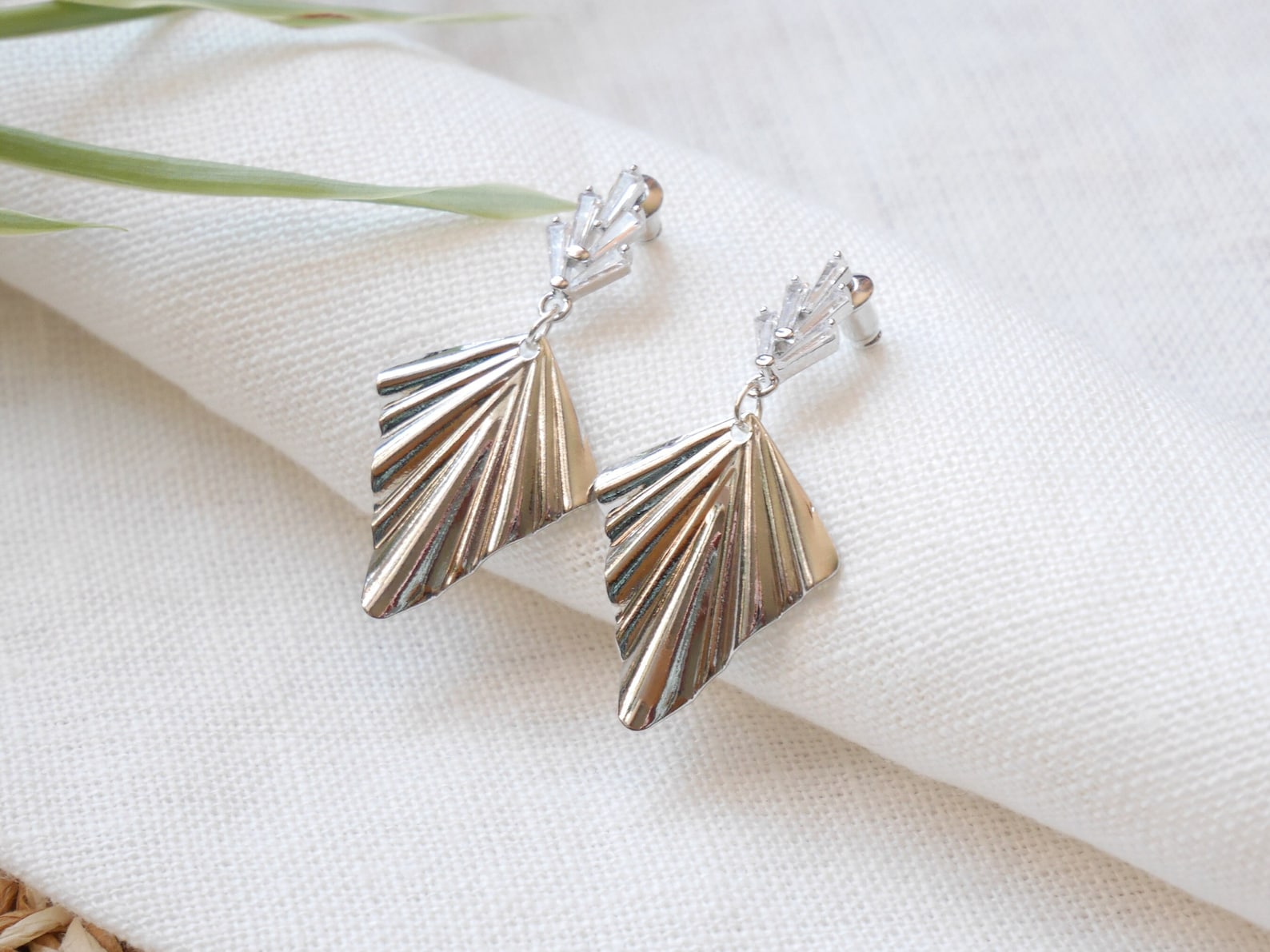 50s Feminine Vibe in Jewelry - What jewelry did they wear in the 1950s?
