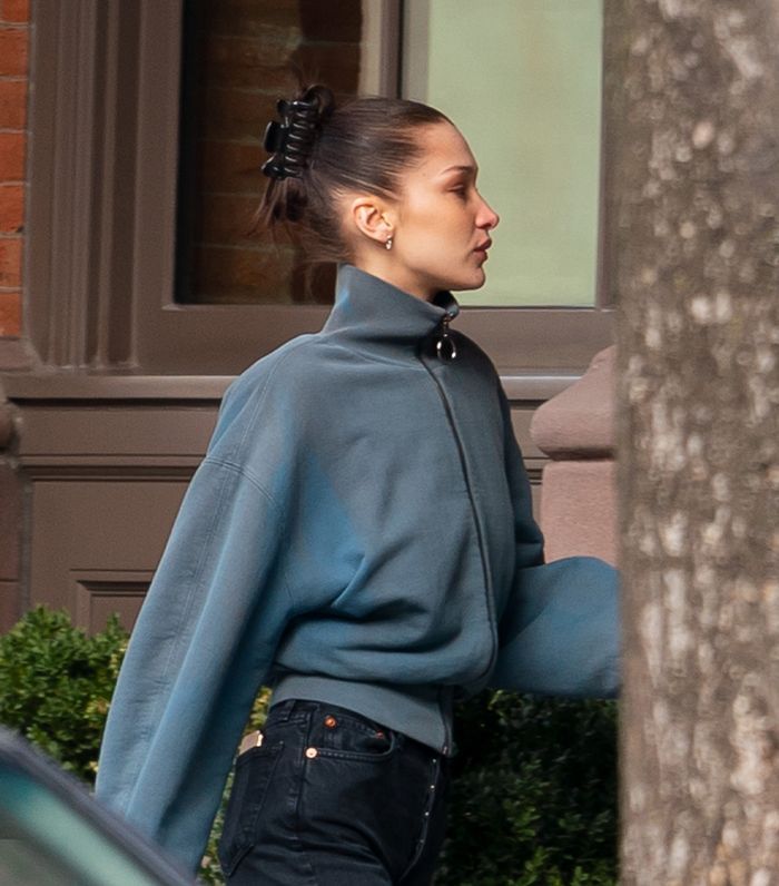 (15+ Looks) The Hair Clip Trend: A 90s Statement That Returned As An Aesthetic