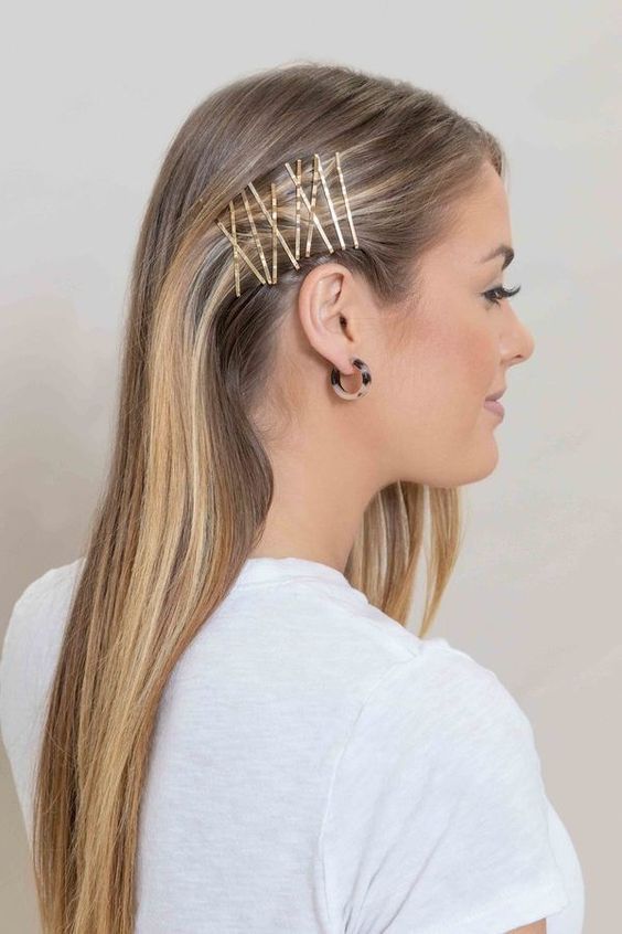 (15+ Looks) The Hair Clip Trend: A 90s Statement That Returned As An Aesthetic
