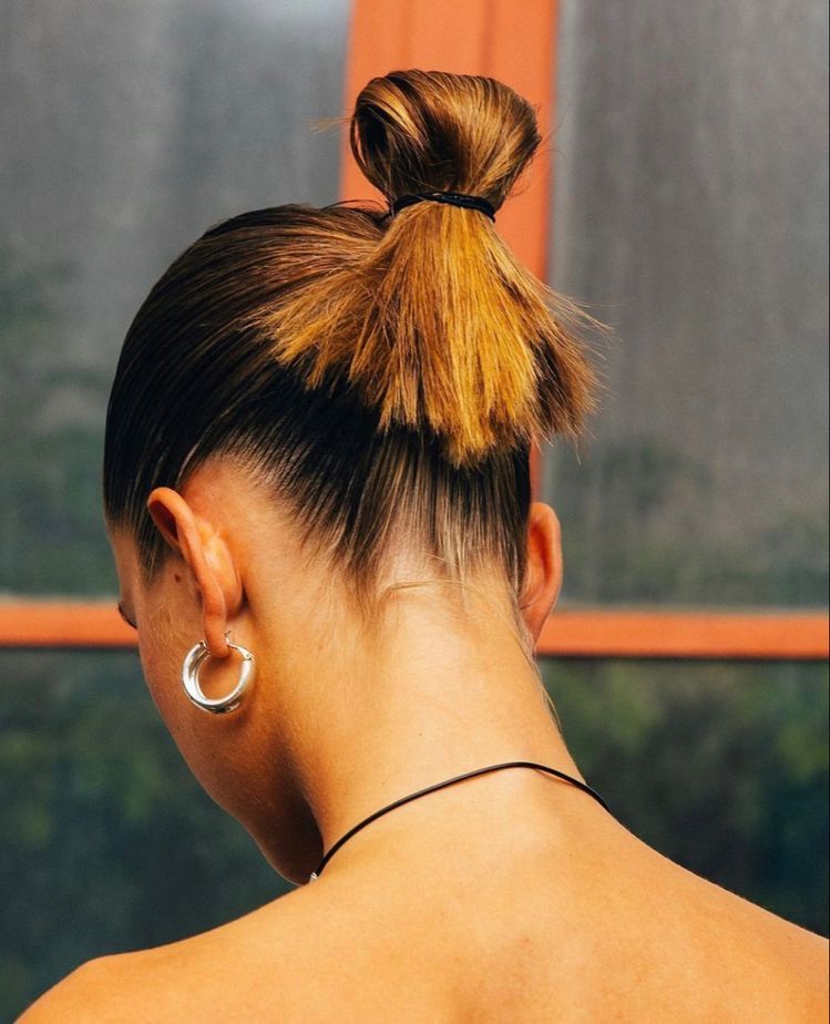 (15+ Looks) The Hair Clip Trend: A 90s Statement That Returned As An Aesthetic