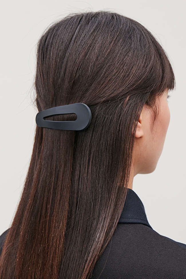 (15+ Looks) The Hair Clip Trend: A 90s Statement That Returned As An Aesthetic