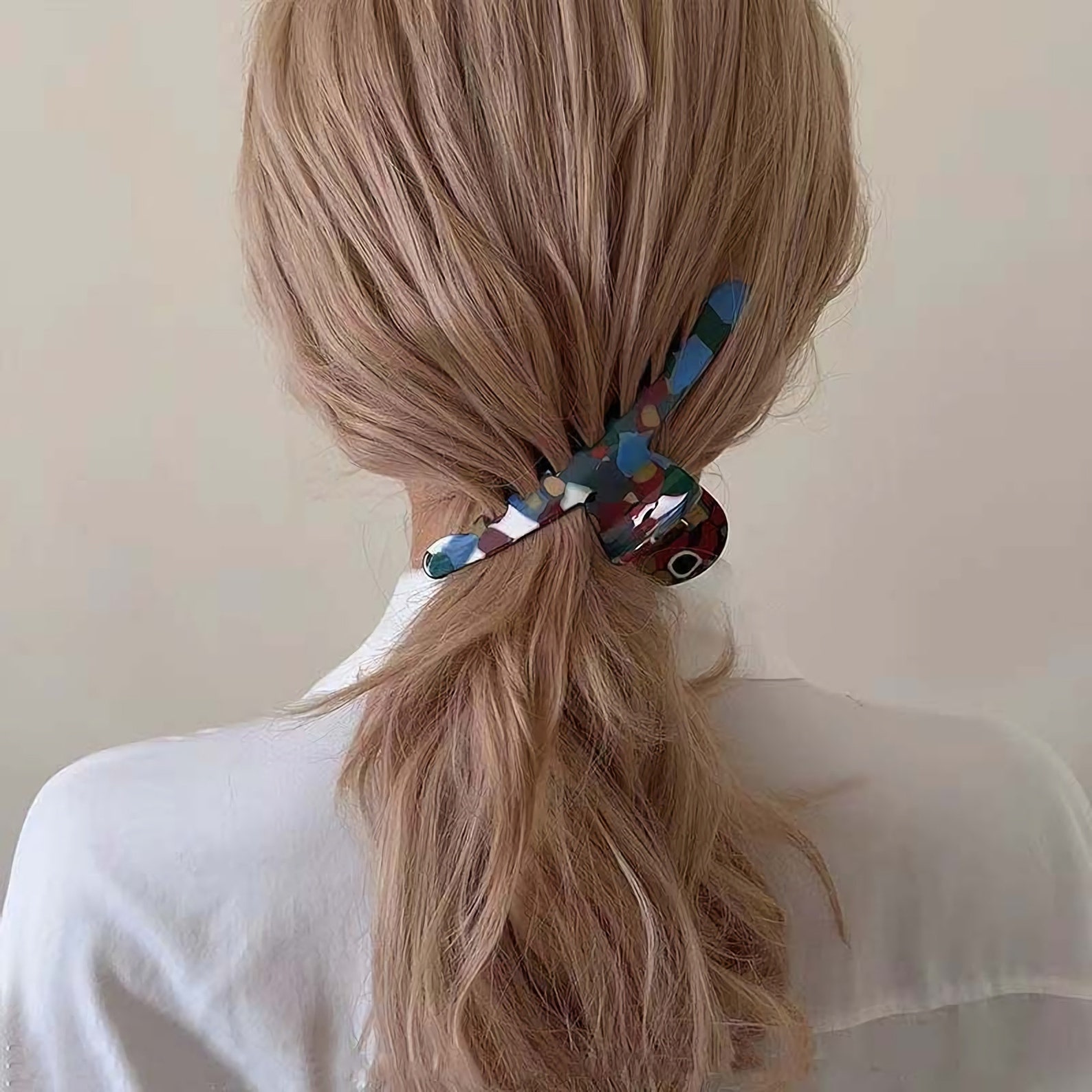 (15+ Looks) The Hair Clip Trend: A 90s Statement That Returned As An Aesthetic