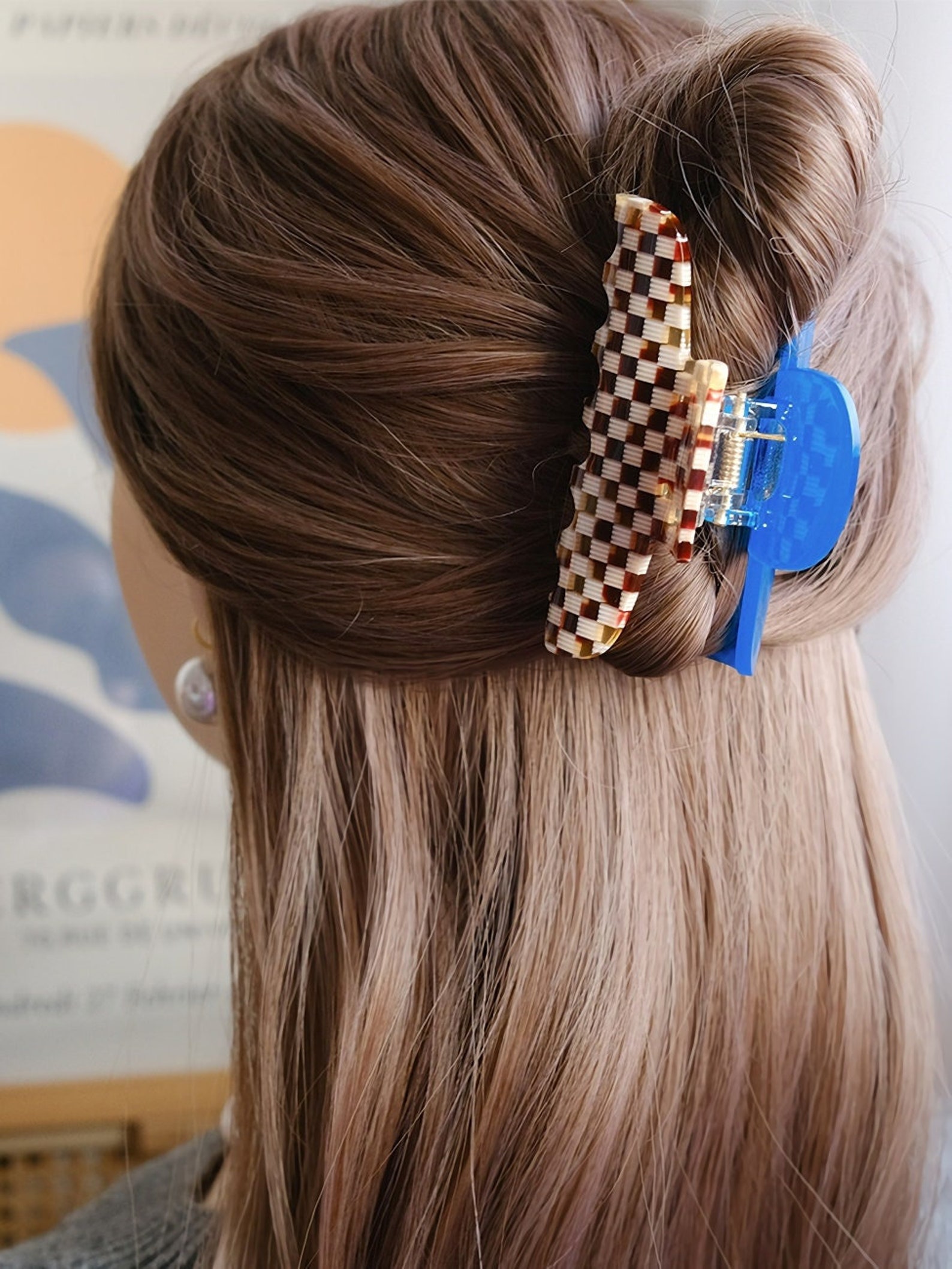 (15+ Looks) The Hair Clip Trend: A 90s Statement That Returned As An Aesthetic