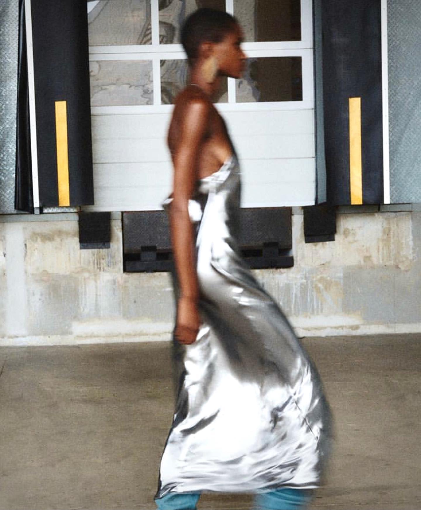 Gilded Elegance: Mastering the Art of Mixing Gold and Silver Accessories for Your Silver Dress