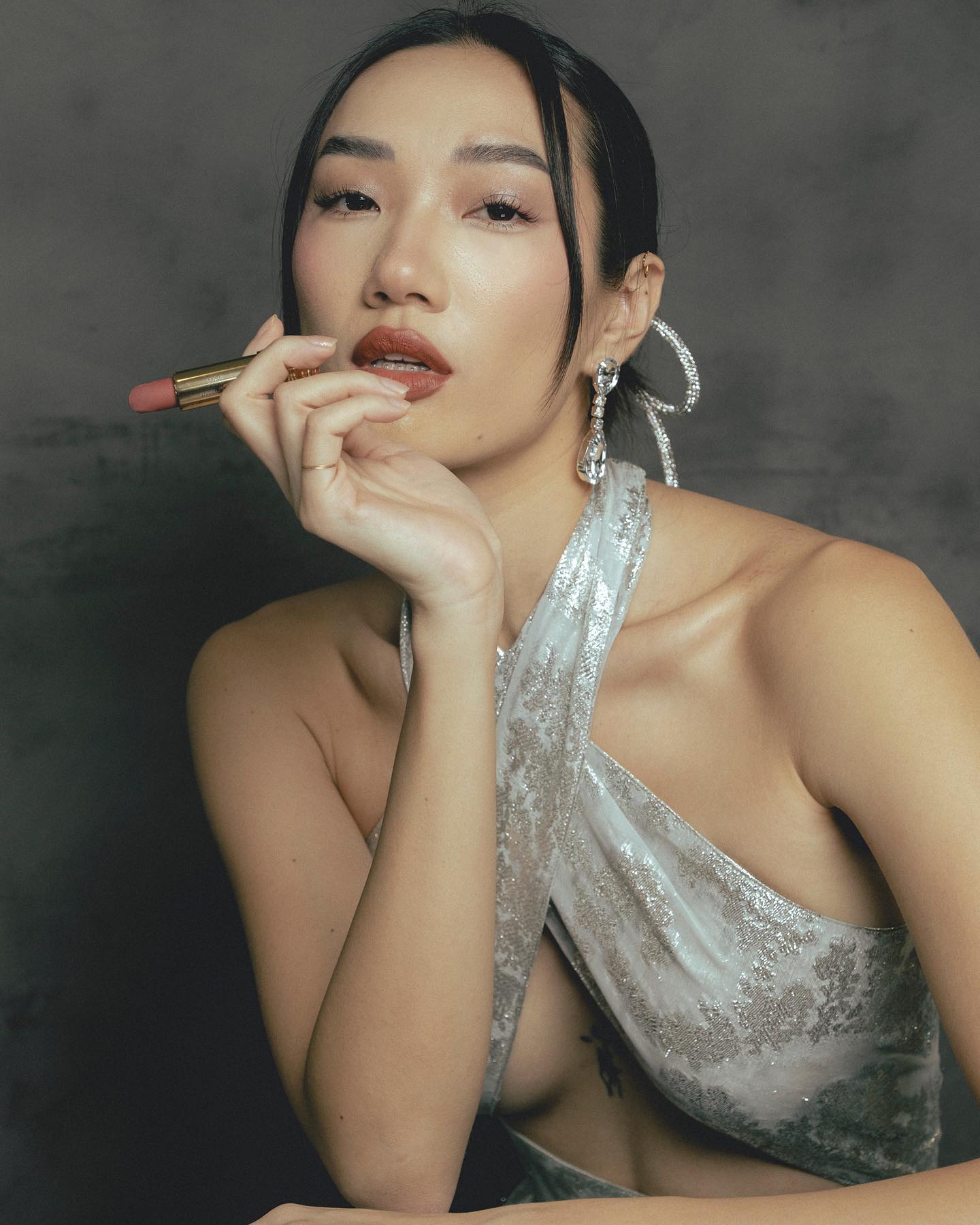 Gilded Elegance: Mastering the Art of Mixing Gold and Silver Accessories for Your Silver Dress