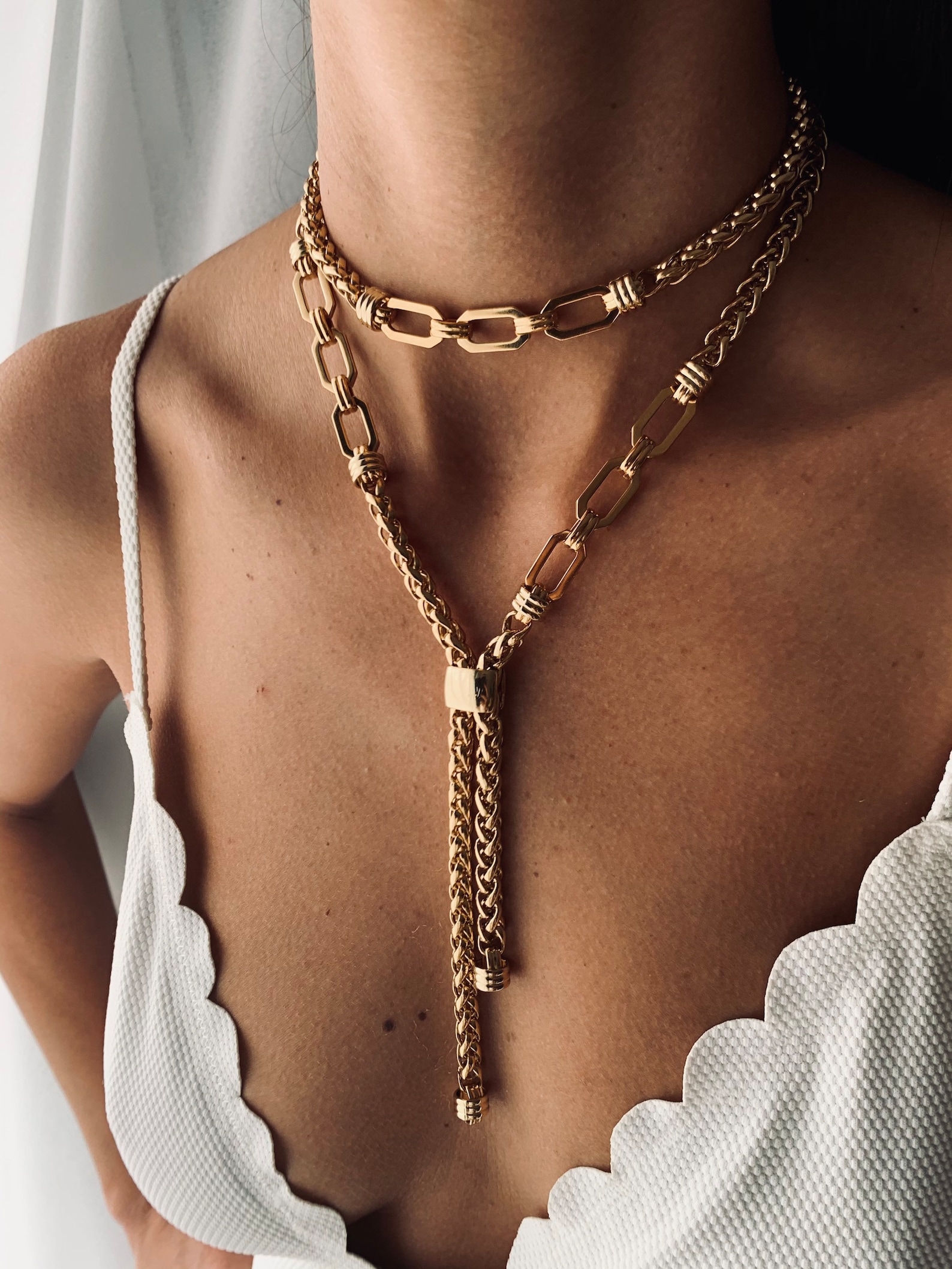 Gilded Elegance: Mastering the Art of Mixing Gold and Silver Accessories for Your Silver Dress