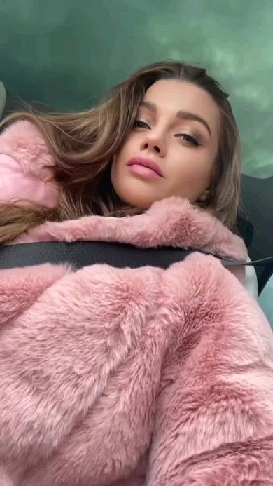 Prepare to Spoil Yourself This Fall/Winter with this Bimbocore Inspiration