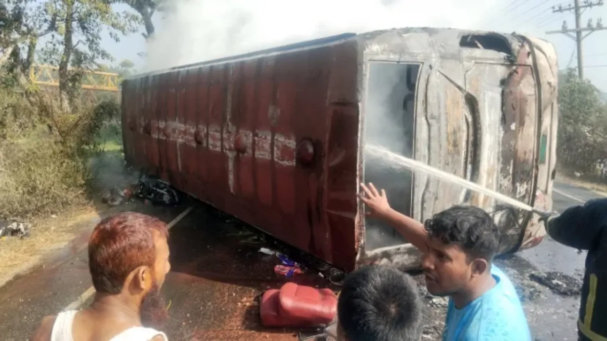 কুমিল্লায় সংঘর্ষের পর বাসে দাউ দাউ আগুন, ২ শিশুসহ নিহত ৪