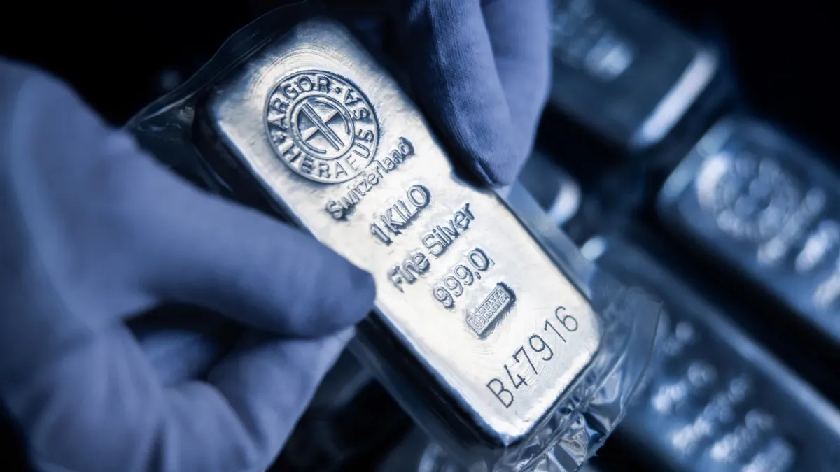 ইতিহাসে প্রথমবার: ১০০ ডলার ছুঁল রুপা, ৫ হাজারের দুয়ারে স্বর্ণ