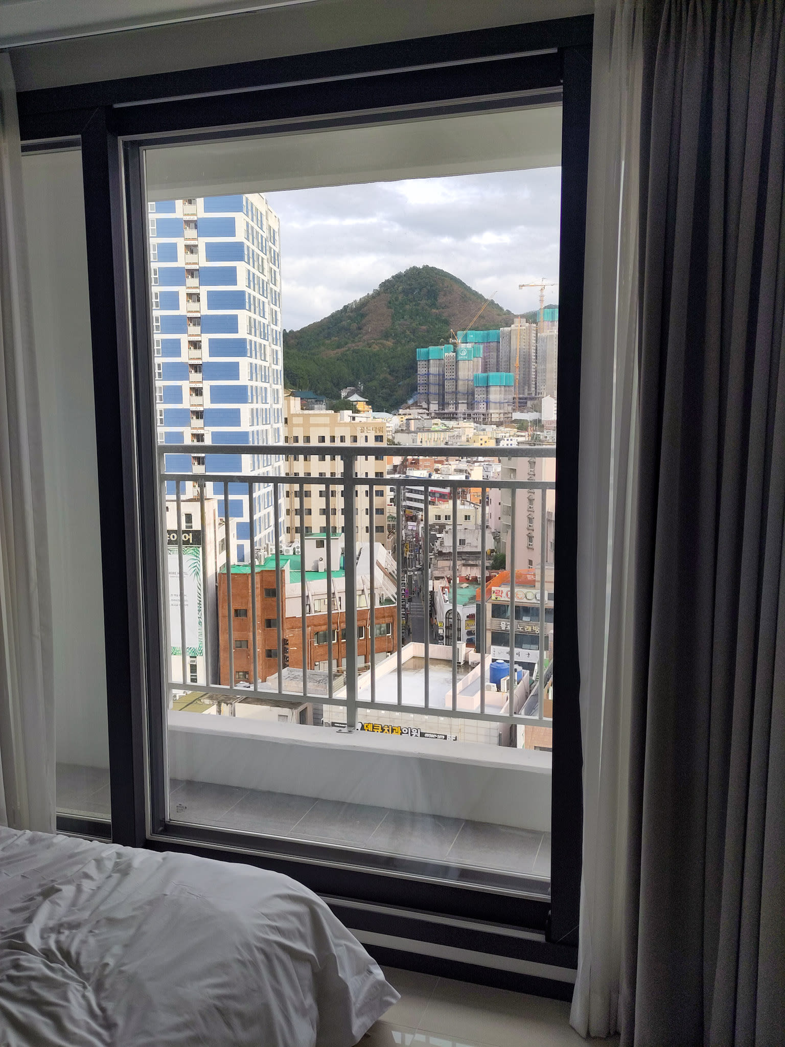 {"caption":[{"type":"text","text":{"content":"La vue du 11e étage","link":null},"annotations":{"bold":false,"italic":false,"strikethrough":false,"underline":false,"code":false,"color":"default"},"plain_text":"La vue du 11e étage","href":null}],"type":"external","external":{"url":"https://res.cloudinary.com/dttkrq9dl/image/upload/v1700054592/1-IMG_20230924_162251_uf96kq.jpg"}}