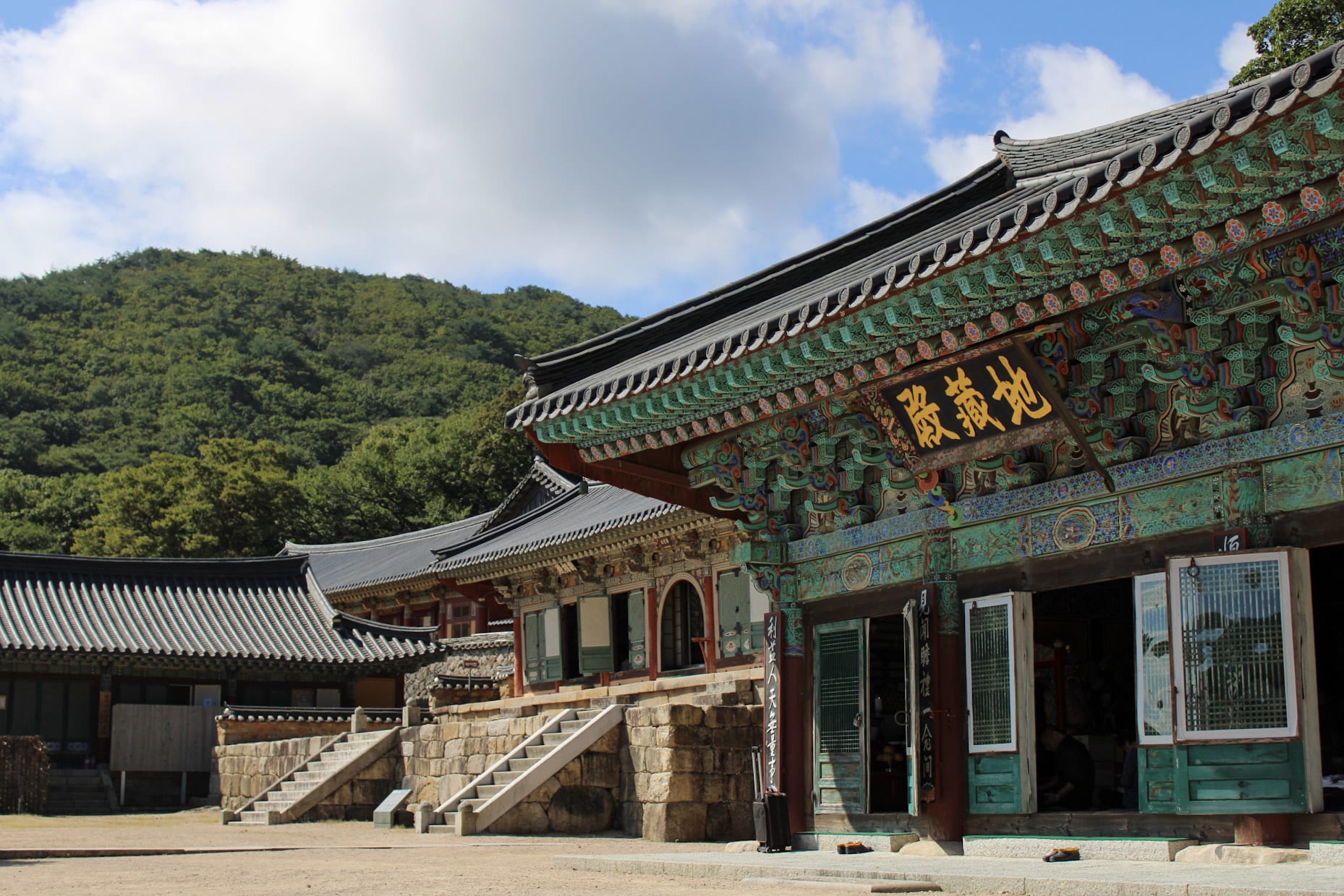 {"caption":[{"type":"text","text":{"content":"Le hall principal","link":null},"annotations":{"bold":false,"italic":false,"strikethrough":false,"underline":false,"code":false,"color":"default"},"plain_text":"Le hall principal","href":null}],"type":"external","external":{"url":"https://res.cloudinary.com/dttkrq9dl/image/upload/v1700054605/24-20230927105506_IMG_0467_anuyp7.jpg"}}