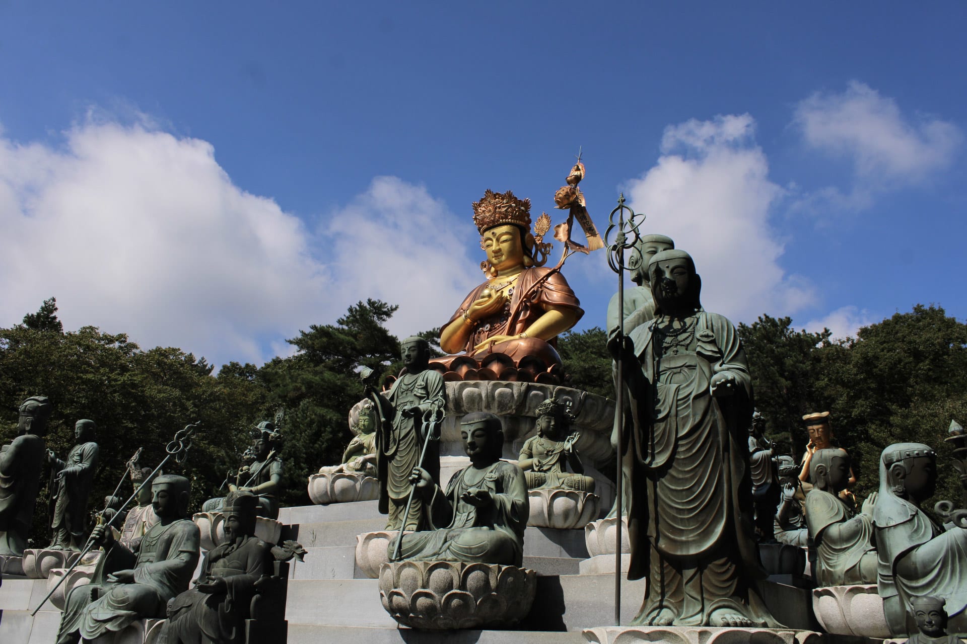 {"caption":[{"type":"text","text":{"content":"Lui, en doré, c'est l’avocat qui plaidera votre cause au procès après votre mort pour décider si vous allez au paradis ou en enfer ","link":null},"annotations":{"bold":false,"italic":false,"strikethrough":false,"underline":false,"code":false,"color":"default"},"plain_text":"Lui, en doré, c'est l’avocat qui plaidera votre cause au procès après votre mort pour décider si vous allez au paradis ou en enfer ","href":null}],"type":"external","external":{"url":"https://res.cloudinary.com/dttkrq9dl/image/upload/v1700054608/25-20230927111848_IMG_0484_koeqcz.jpg"}}