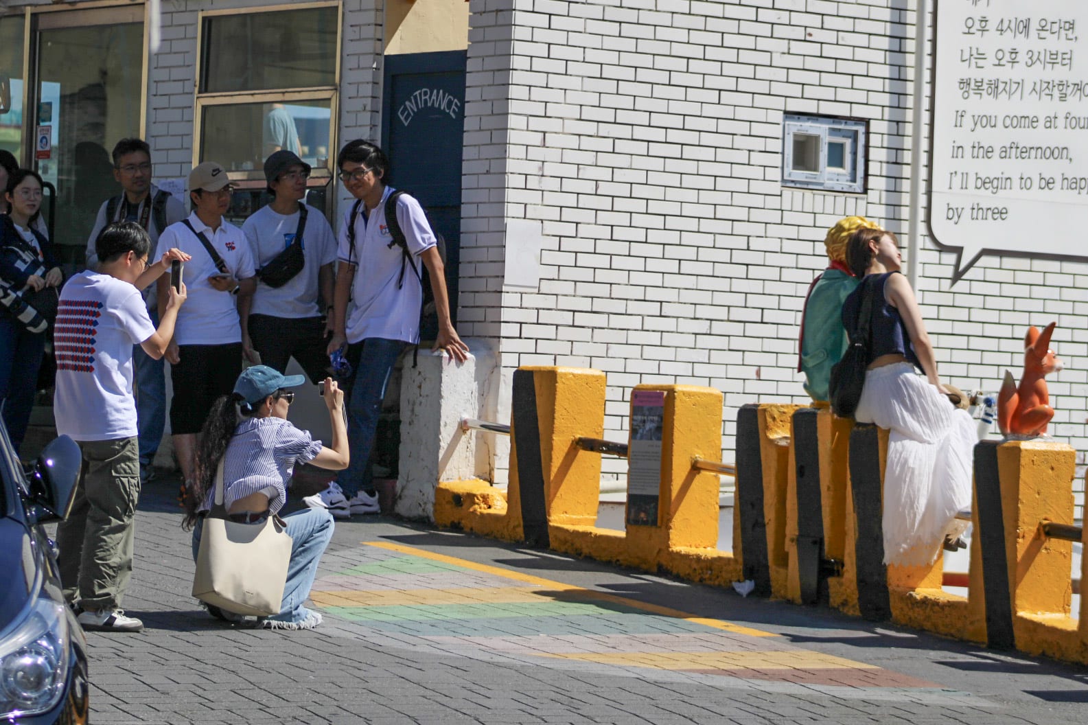 {"caption":[{"type":"text","text":{"content":"Il faut faire la queue pour avoir sa photo avec le prince et le renard","link":null},"annotations":{"bold":false,"italic":false,"strikethrough":false,"underline":false,"code":false,"color":"default"},"plain_text":"Il faut faire la queue pour avoir sa photo avec le prince et le renard","href":null}],"type":"external","external":{"url":"https://res.cloudinary.com/dttkrq9dl/image/upload/v1700054616/39-20230928113946_IMG_0547_e5i5or.jpg"}}