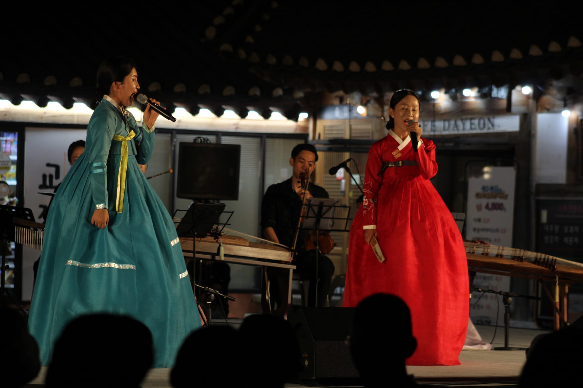 {"caption":[{"type":"text","text":{"content":"Ici les deux chanteuses interprètent une version d'une chanson joyeuse “Arirang” apparemment assez connue et avec plusieurs versions selon les régions","link":null},"annotations":{"bold":false,"italic":false,"strikethrough":false,"underline":false,"code":false,"color":"default"},"plain_text":"Ici les deux chanteuses interprètent une version d'une chanson joyeuse “Arirang” apparemment assez connue et avec plusieurs versions selon les régions","href":null}],"type":"external","external":{"url":"https://res.cloudinary.com/dttkrq9dl/image/upload/q_auto/v1700621105/hrghifa6bw7m4szia7bp.jpg"}}