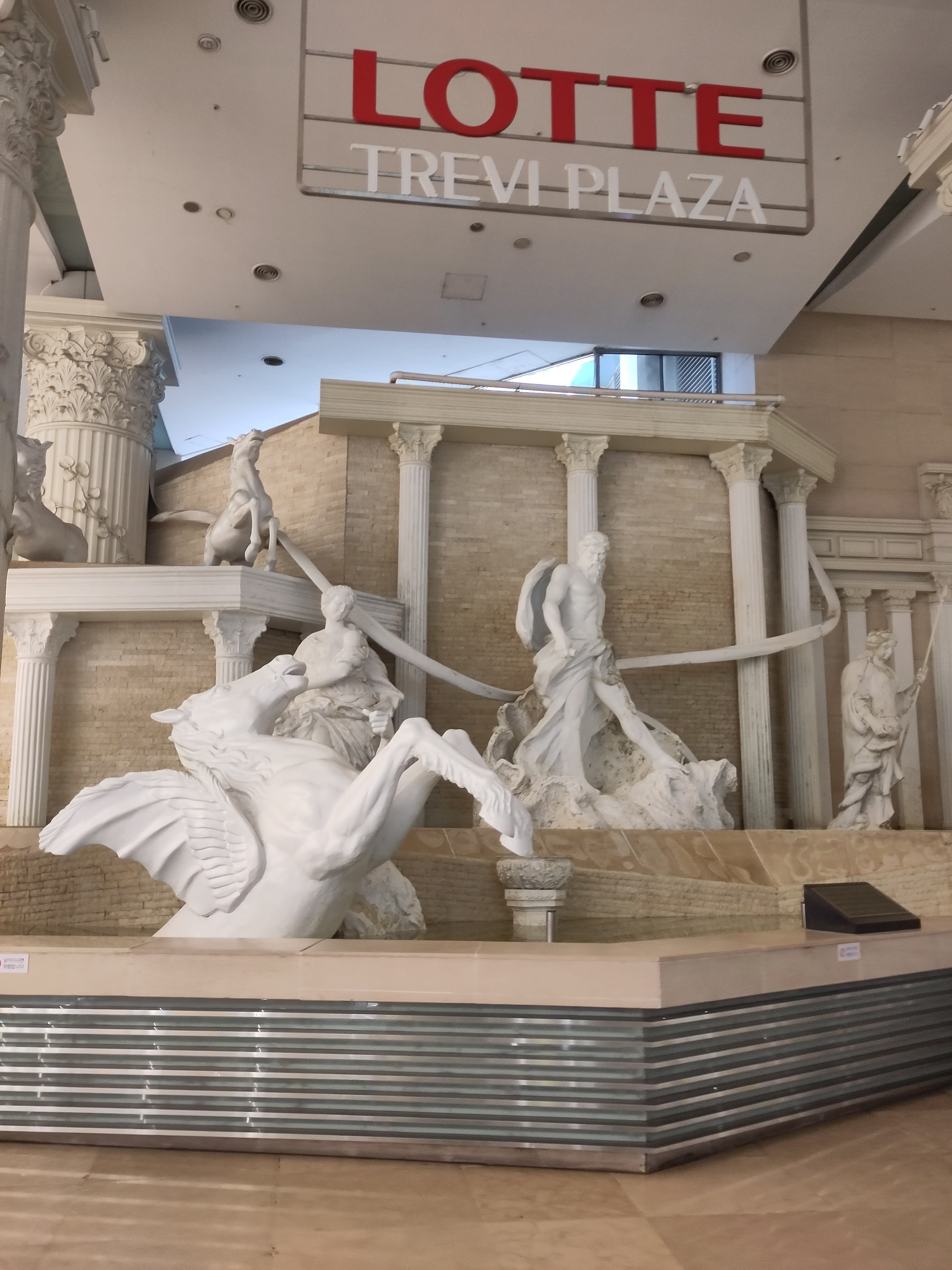 {"caption":[{"type":"text","text":{"content":"Encore une énorme statue au style un peu antique à l'entrée","link":null},"annotations":{"bold":false,"italic":false,"strikethrough":false,"underline":false,"code":false,"color":"default"},"plain_text":"Encore une énorme statue au style un peu antique à l'entrée","href":null}],"type":"external","external":{"url":"https://res.cloudinary.com/dttkrq9dl/image/upload/v1700621118/fygt5fnxaa70znntl4bv.jpg"}}