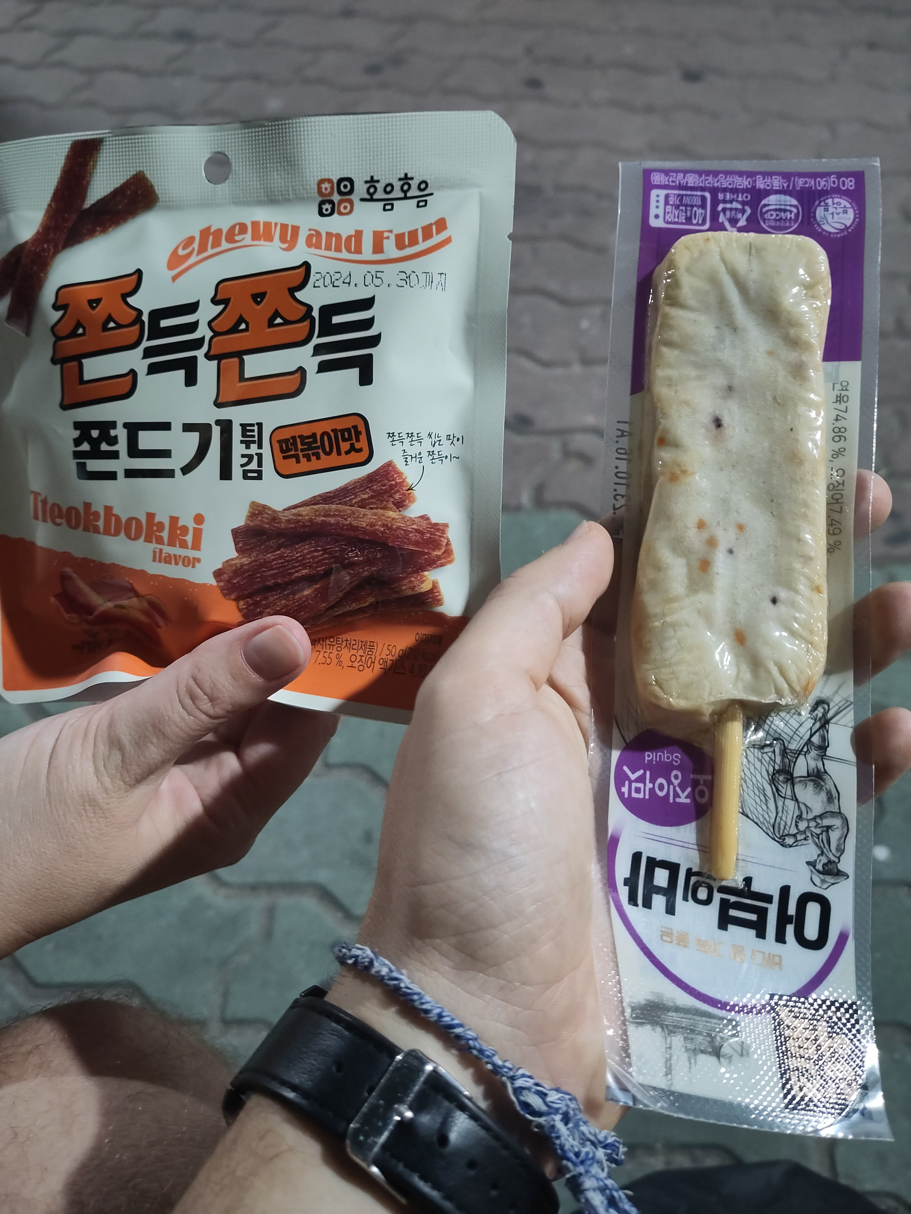 {"caption":[{"type":"text","text":{"content":"Sans doute de la patate douce sous forme de bâtons à mâcher à gauche, et une brochette de gâteau de poisson à droite","link":null},"annotations":{"bold":false,"italic":false,"strikethrough":false,"underline":false,"code":false,"color":"default"},"plain_text":"Sans doute de la patate douce sous forme de bâtons à mâcher à gauche, et une brochette de gâteau de poisson à droite","href":null}],"type":"external","external":{"url":"https://res.cloudinary.com/dttkrq9dl/image/upload/v1700621252/vnwzrxruy5qnuyjyyecb.jpg"}}