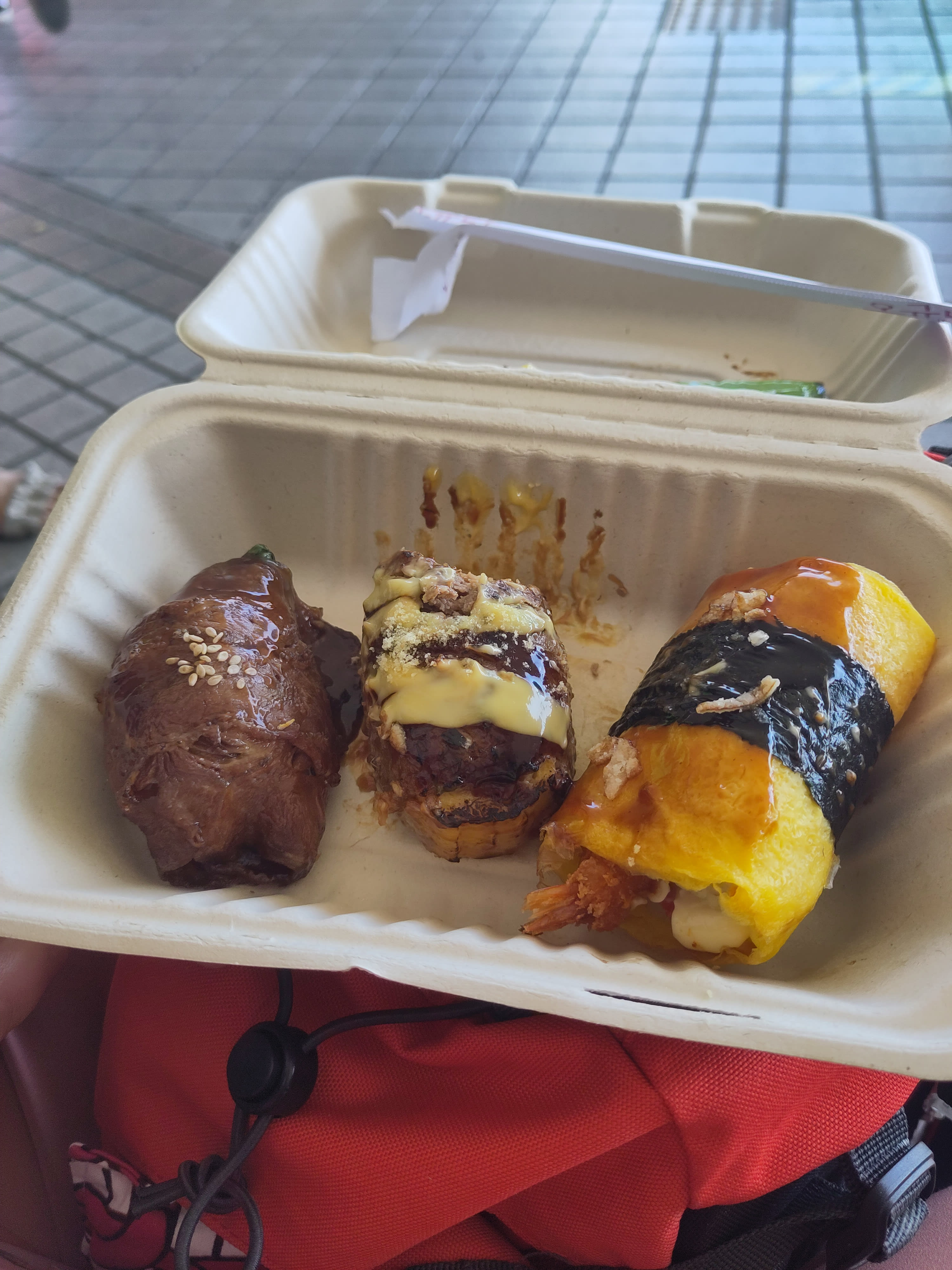 {"caption":[{"type":"text","text":{"content":"Des petites portions de viande ou crevette roulées avec du riz","link":null},"annotations":{"bold":false,"italic":false,"strikethrough":false,"underline":false,"code":false,"color":"default"},"plain_text":"Des petites portions de viande ou crevette roulées avec du riz","href":null}],"type":"external","external":{"url":"https://res.cloudinary.com/dttkrq9dl/image/upload/v1700717934/IMG_20231001_124434_rm39ra.jpg"}}