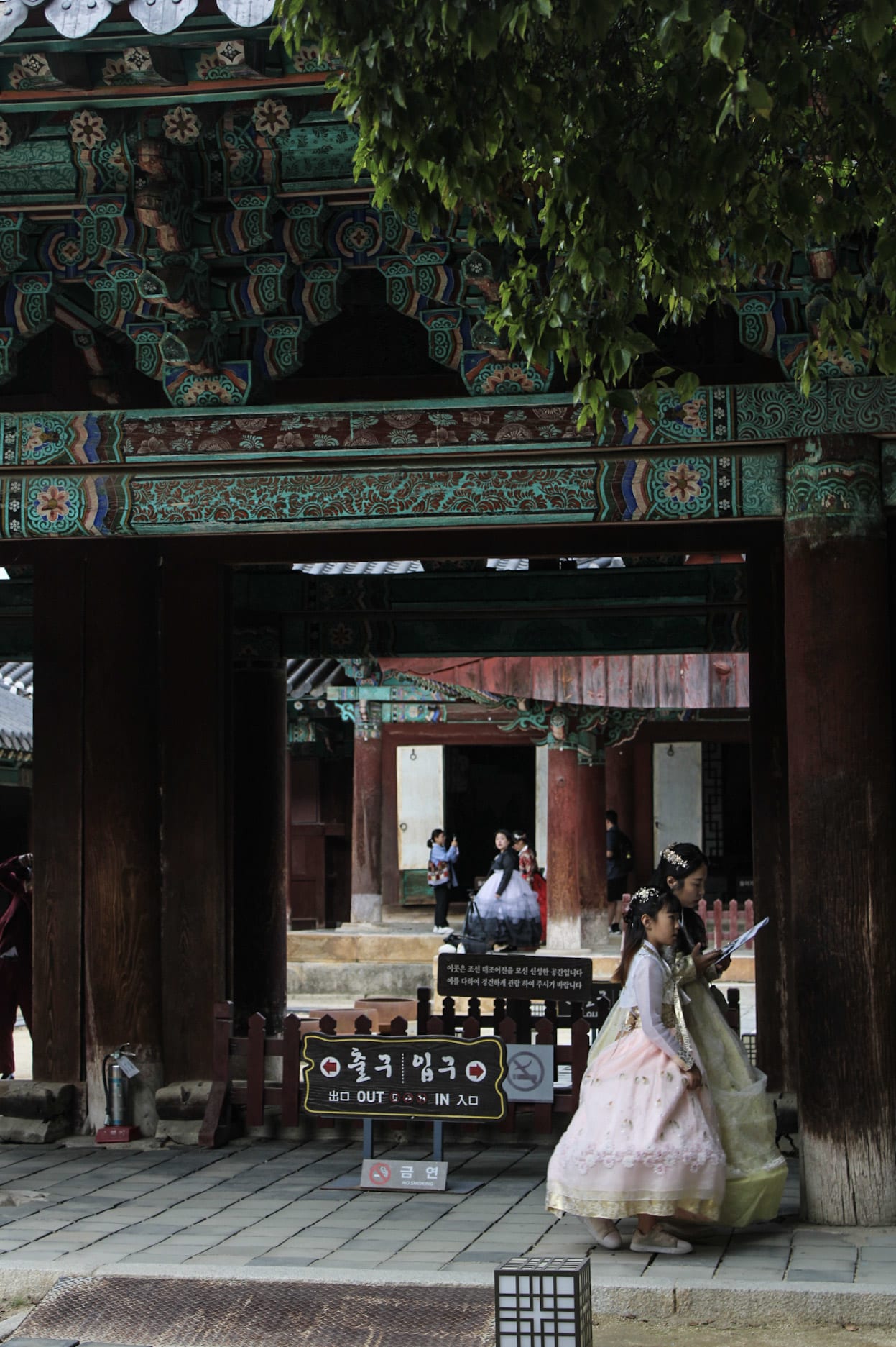 {"caption":[{"type":"text","text":{"content":"Toujours quelques personnes en hanbok","link":null},"annotations":{"bold":false,"italic":false,"strikethrough":false,"underline":false,"code":false,"color":"default"},"plain_text":"Toujours quelques personnes en hanbok","href":null}],"type":"external","external":{"url":"https://res.cloudinary.com/dttkrq9dl/image/upload/v1701665578/25-20231003120917_IMG_0871_ionqqq.jpg"}}