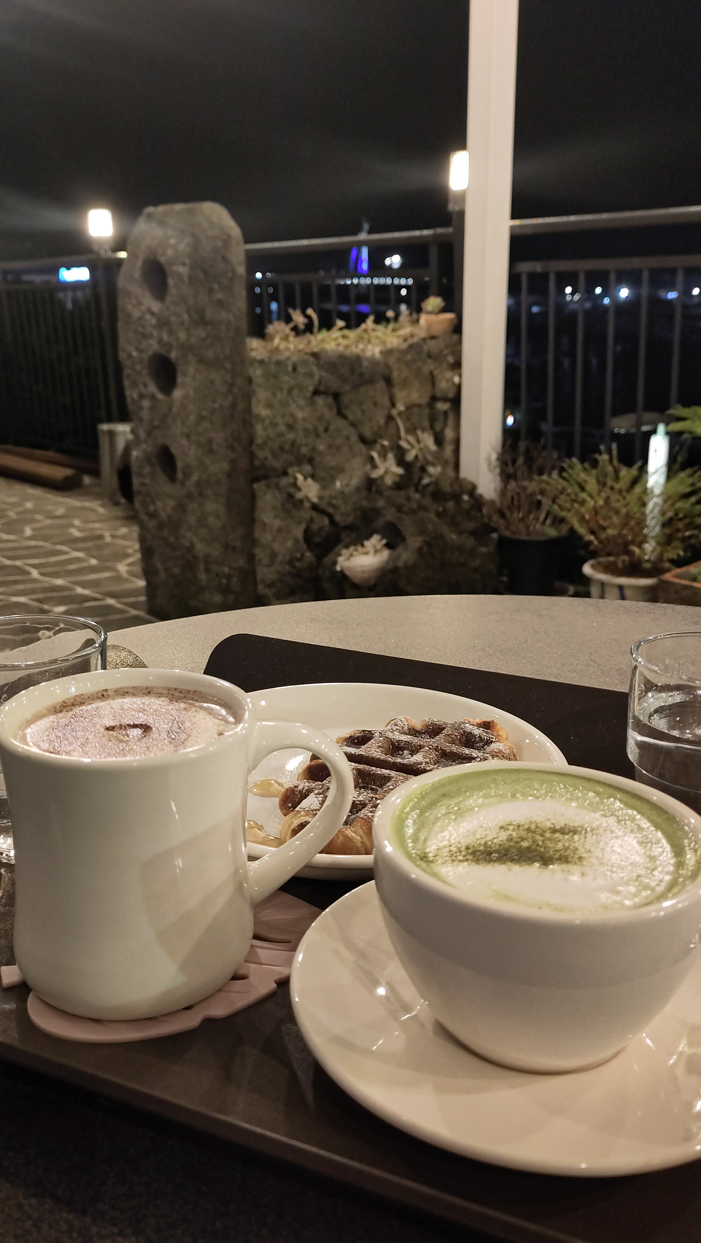 {"caption":[{"type":"text","text":{"content":"Il fait presque frais en terrasse à cette heure-ci ","link":null},"annotations":{"bold":false,"italic":false,"strikethrough":false,"underline":false,"code":false,"color":"default"},"plain_text":"Il fait presque frais en terrasse à cette heure-ci ","href":null}],"type":"external","external":{"url":"https://res.cloudinary.com/dttkrq9dl/image/upload/v1703586528/IMG_20231005_210416_1_xsagiy.jpg"}}