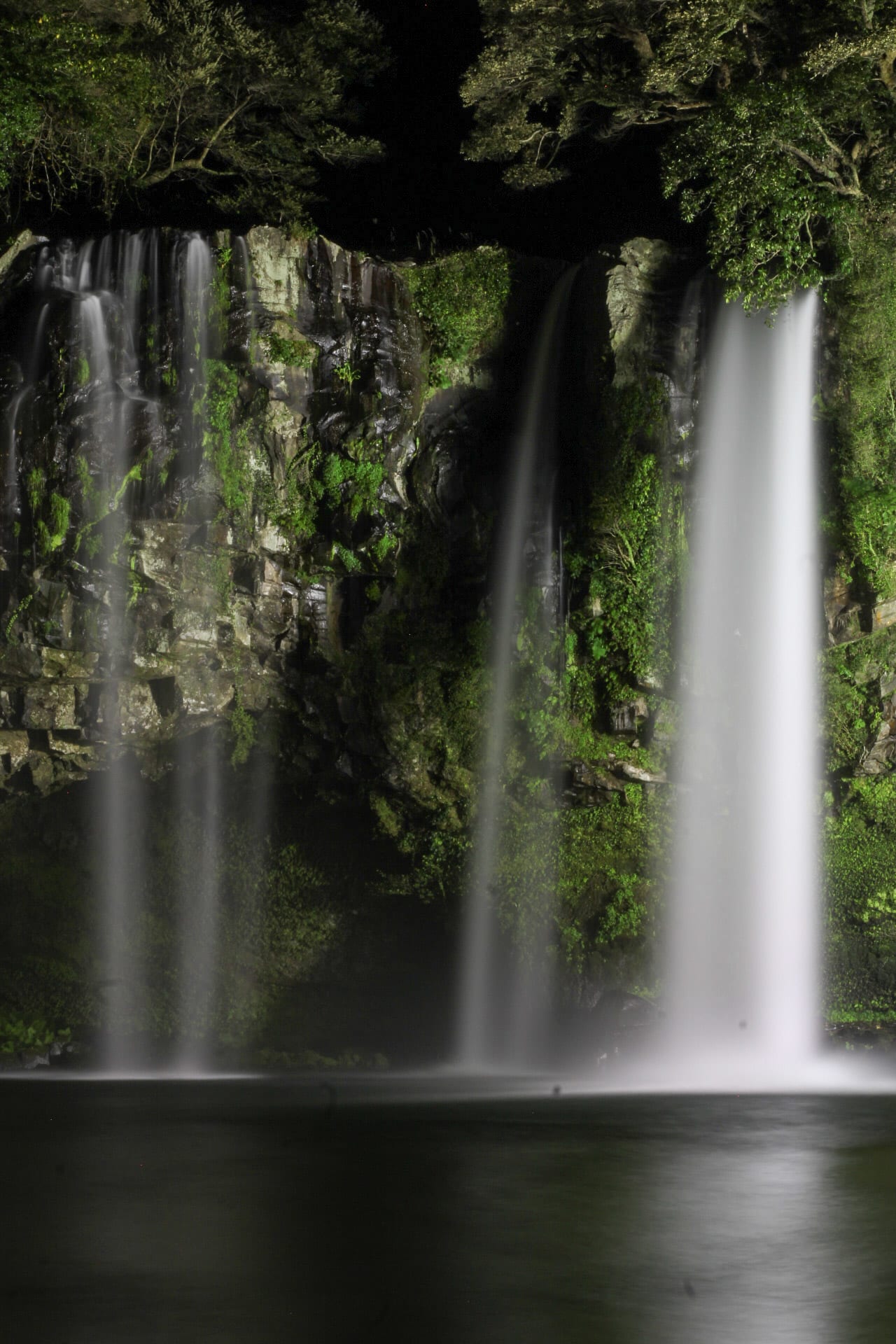 {"caption":[{"type":"text","text":{"content":"Comme prévu la cascade est éclairée la nuit, l'appareil photo d'Eddine a quelques ratées, mais on arrive quand même à en tirer quelques images, ouf !","link":null},"annotations":{"bold":false,"italic":false,"strikethrough":false,"underline":false,"code":false,"color":"default"},"plain_text":"Comme prévu la cascade est éclairée la nuit, l'appareil photo d'Eddine a quelques ratées, mais on arrive quand même à en tirer quelques images, ouf !","href":null}],"type":"external","external":{"url":"https://res.cloudinary.com/dttkrq9dl/image/upload/v1703586529/20231006201259_IMG_1301_1_fidrgz.jpg"}}