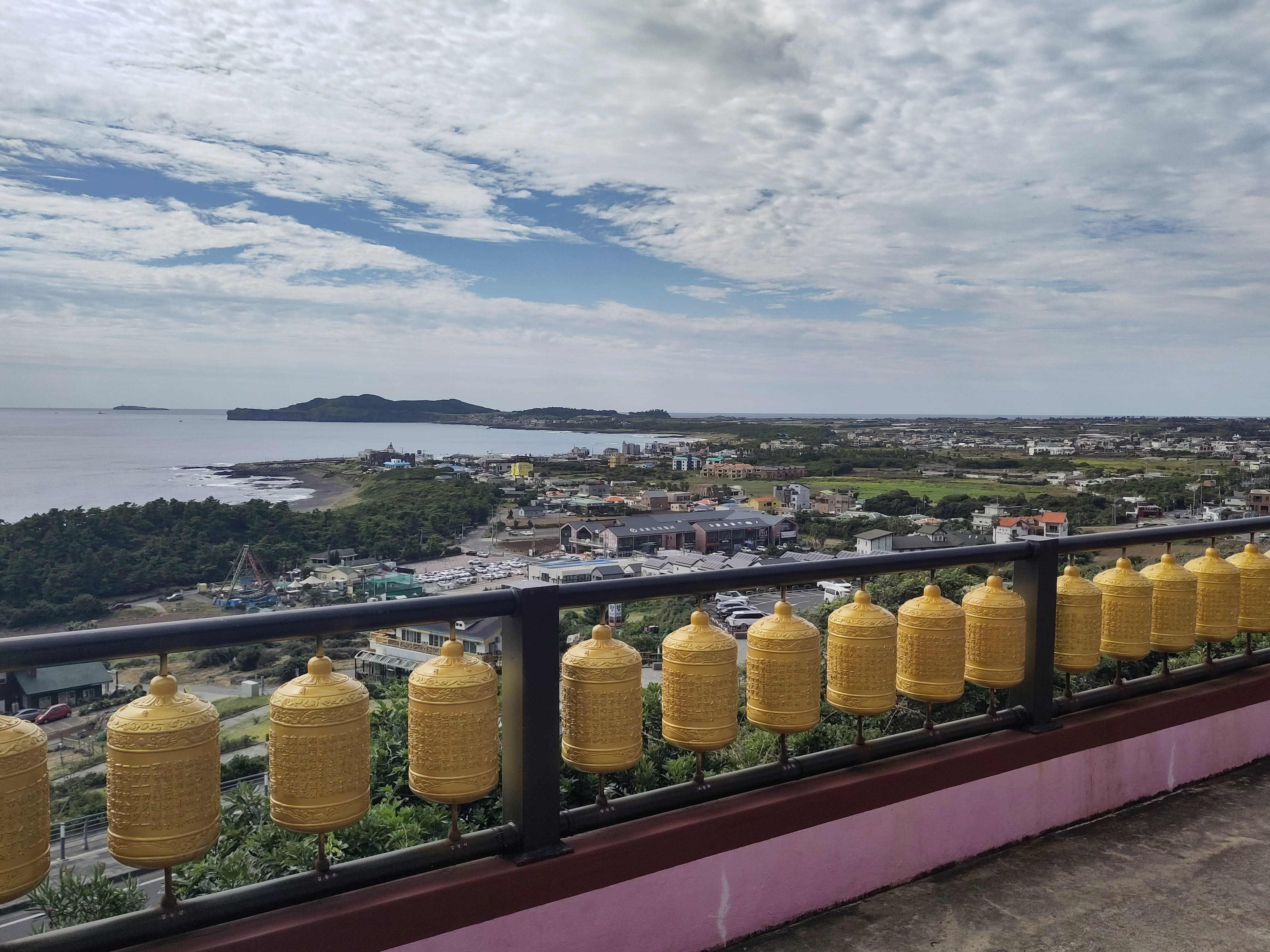 {"caption":[{"type":"text","text":{"content":"Plusieurs paliers offrent une belle vue sur le bord de mer ","link":null},"annotations":{"bold":false,"italic":false,"strikethrough":false,"underline":false,"code":false,"color":"default"},"plain_text":"Plusieurs paliers offrent une belle vue sur le bord de mer ","href":null}],"type":"external","external":{"url":"https://res.cloudinary.com/dttkrq9dl/image/upload/v1703586530/IMG_20231006_114753_1_xrlzdt.jpg"}}