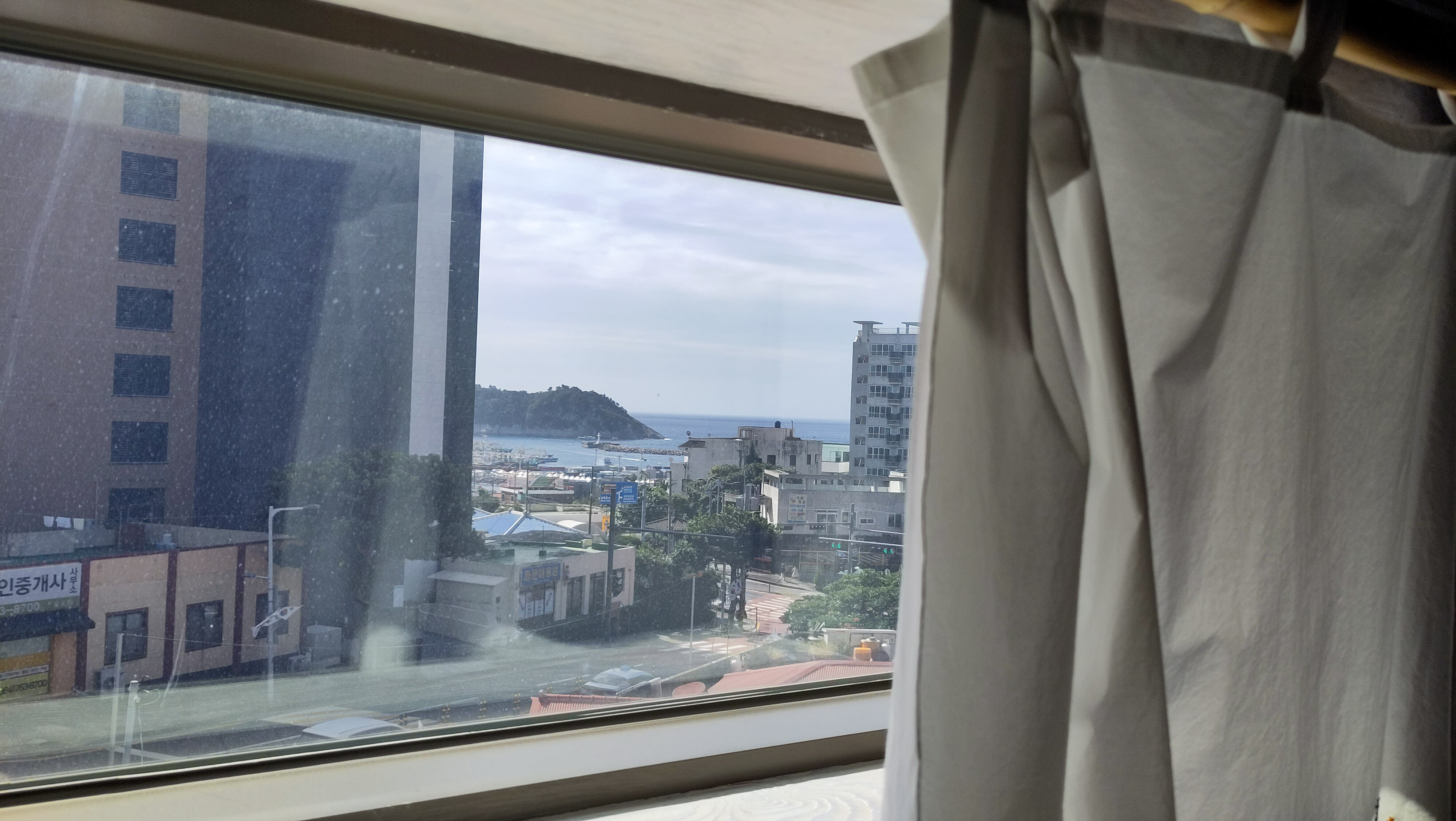 {"caption":[{"type":"text","text":{"content":"La vue sur mer de notre chambre est un peu éloignée, mais elle existe","link":null},"annotations":{"bold":false,"italic":false,"strikethrough":false,"underline":false,"code":false,"color":"default"},"plain_text":"La vue sur mer de notre chambre est un peu éloignée, mais elle existe","href":null}],"type":"external","external":{"url":"https://res.cloudinary.com/dttkrq9dl/image/upload/v1703586537/IMG_20231005_105334_1_mxskqb.jpg"}}