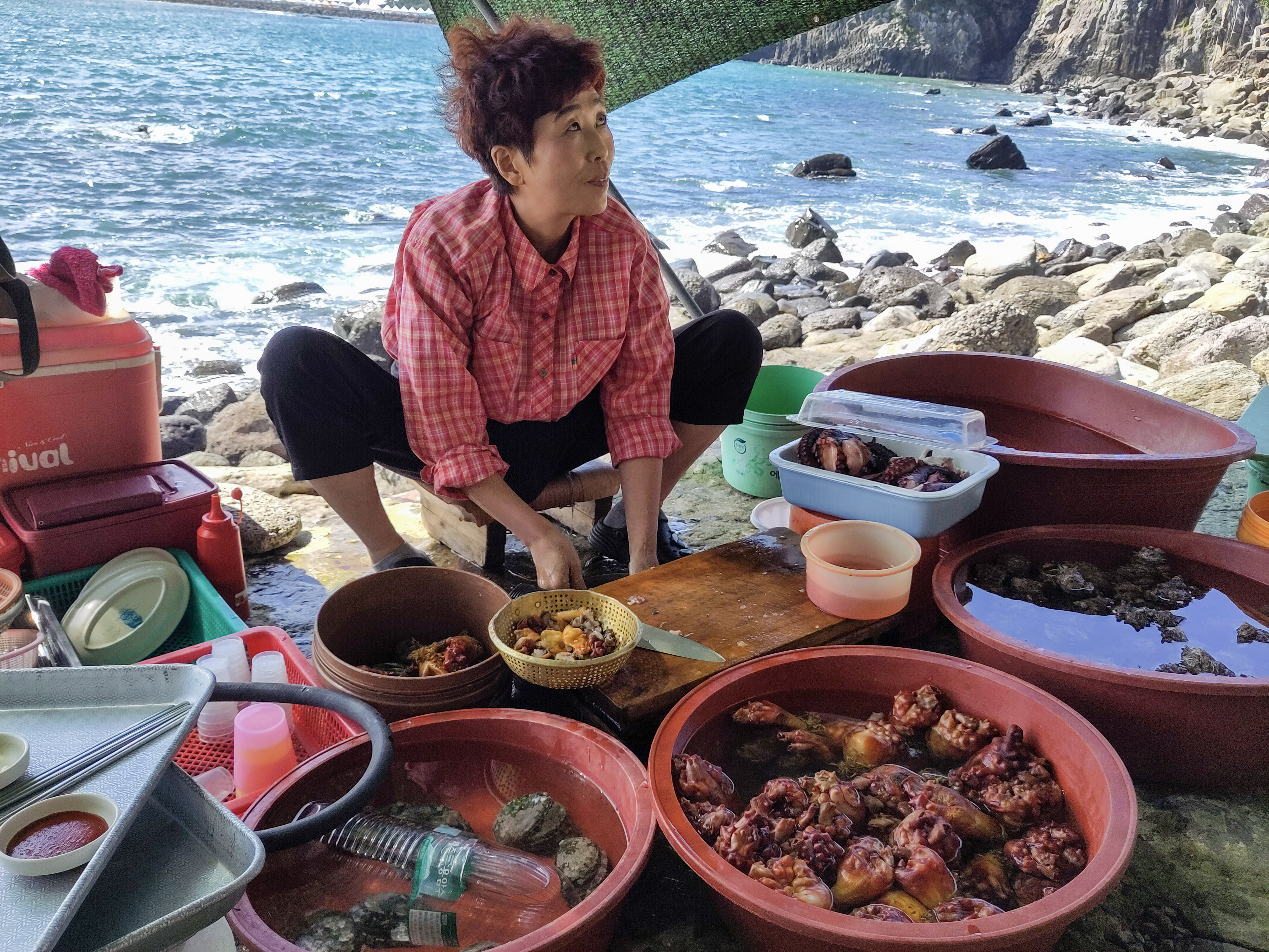 {"caption":[{"type":"text","text":{"content":"Elle gère le stockage, la découpe et le service depuis son petit tabouret","link":null},"annotations":{"bold":false,"italic":false,"strikethrough":false,"underline":false,"code":false,"color":"default"},"plain_text":"Elle gère le stockage, la découpe et le service depuis son petit tabouret","href":null}],"type":"external","external":{"url":"https://res.cloudinary.com/dttkrq9dl/image/upload/v1703586539/IMG_20231005_114717_1_xnref7.jpg"}}