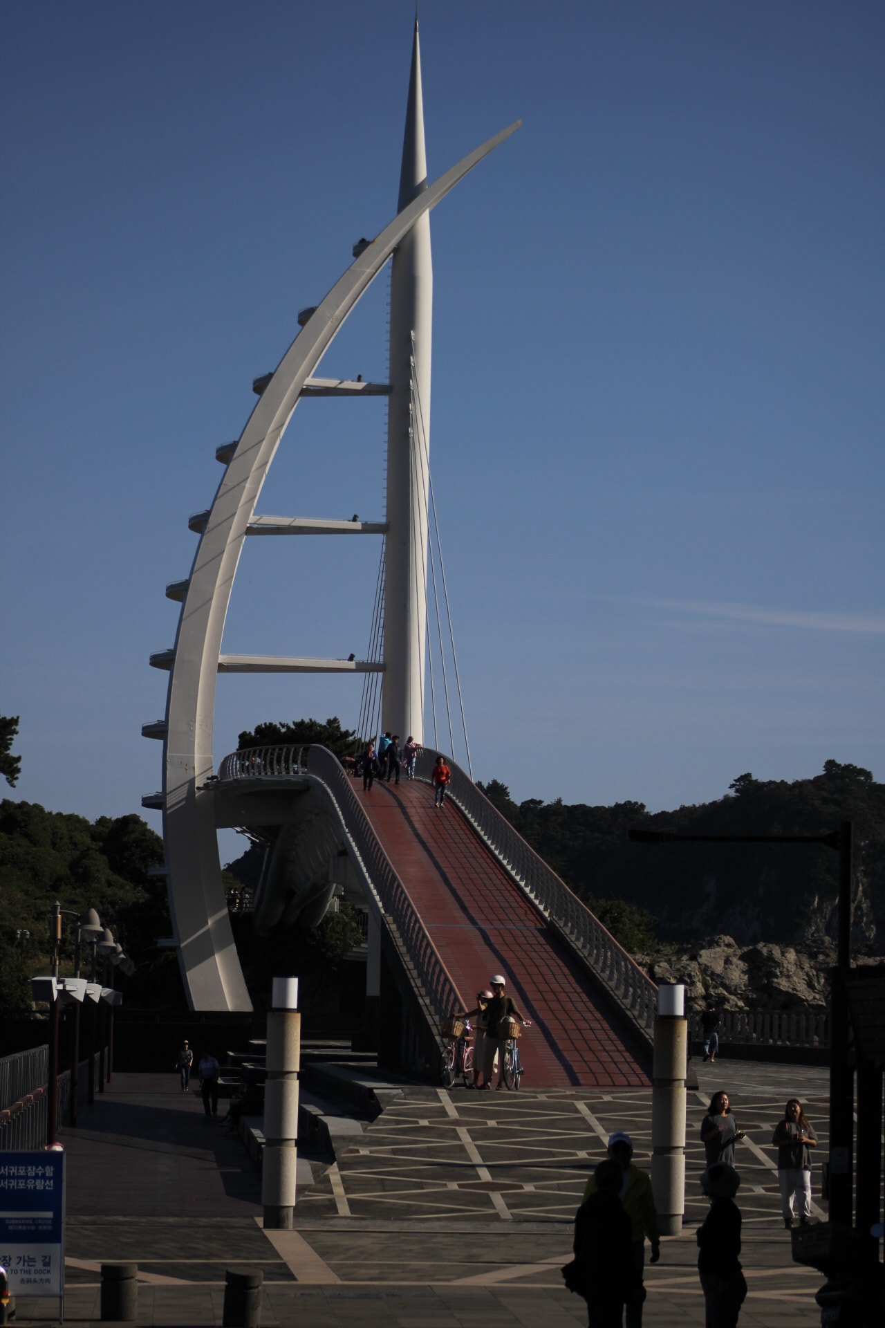 {"caption":[{"type":"text","text":{"content":"Sa forme doit évoquer celle d'une voile de bateau","link":null},"annotations":{"bold":false,"italic":false,"strikethrough":false,"underline":false,"code":false,"color":"default"},"plain_text":"Sa forme doit évoquer celle d'une voile de bateau","href":null}],"type":"external","external":{"url":"https://res.cloudinary.com/dttkrq9dl/image/upload/v1703586540/20231005152557_IMG_1101_1_cjcoio.jpg"}}