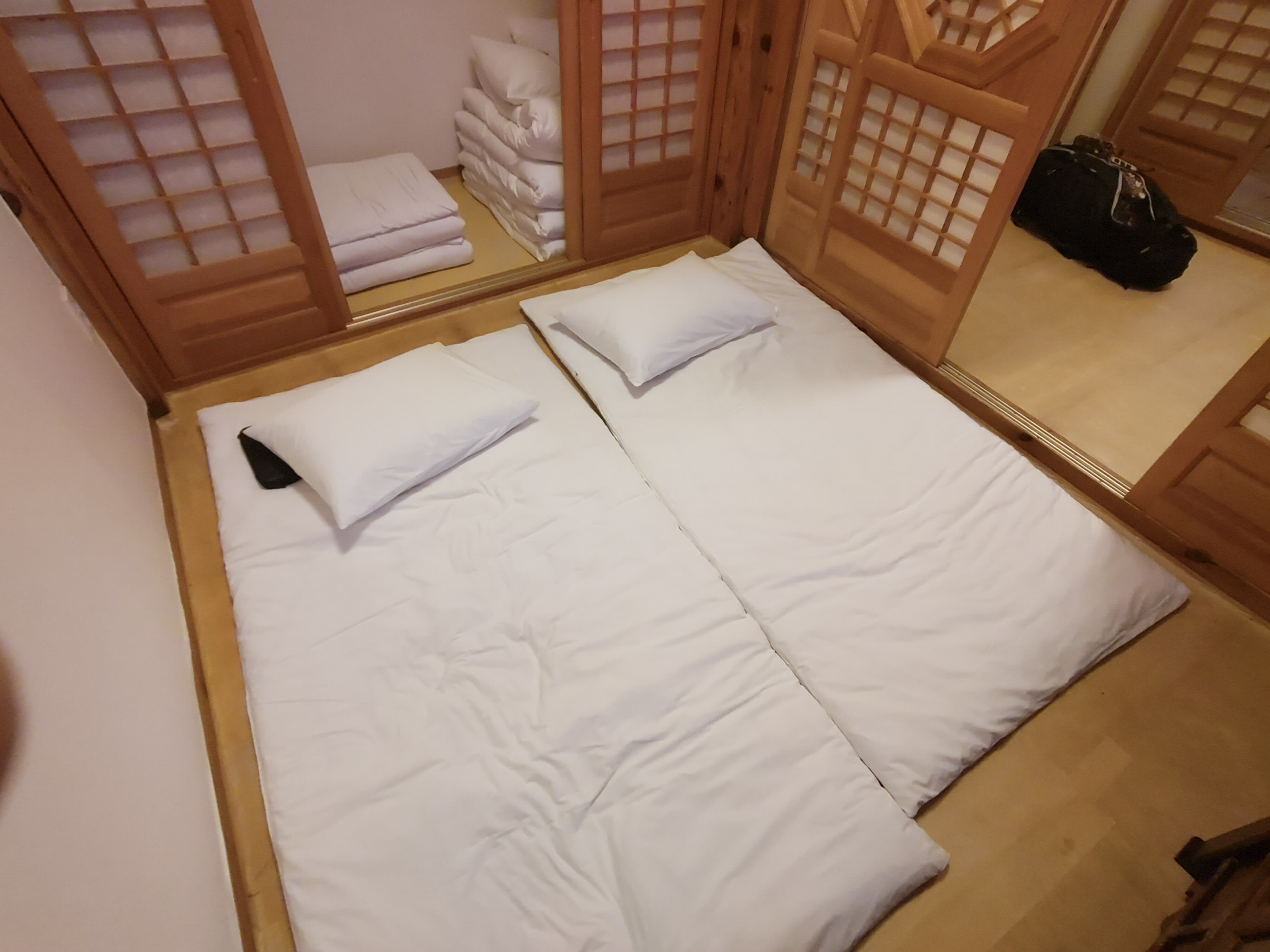 {"caption":[{"type":"text","text":{"content":"La chambre une fois les lits sortis du placard","link":null},"annotations":{"bold":false,"italic":false,"strikethrough":false,"underline":false,"code":false,"color":"default"},"plain_text":"La chambre une fois les lits sortis du placard","href":null}],"type":"external","external":{"url":"https://res.cloudinary.com/dttkrq9dl/image/upload/v1703586541/IMG_20231007_182426_1_nd63t1.jpg"}}