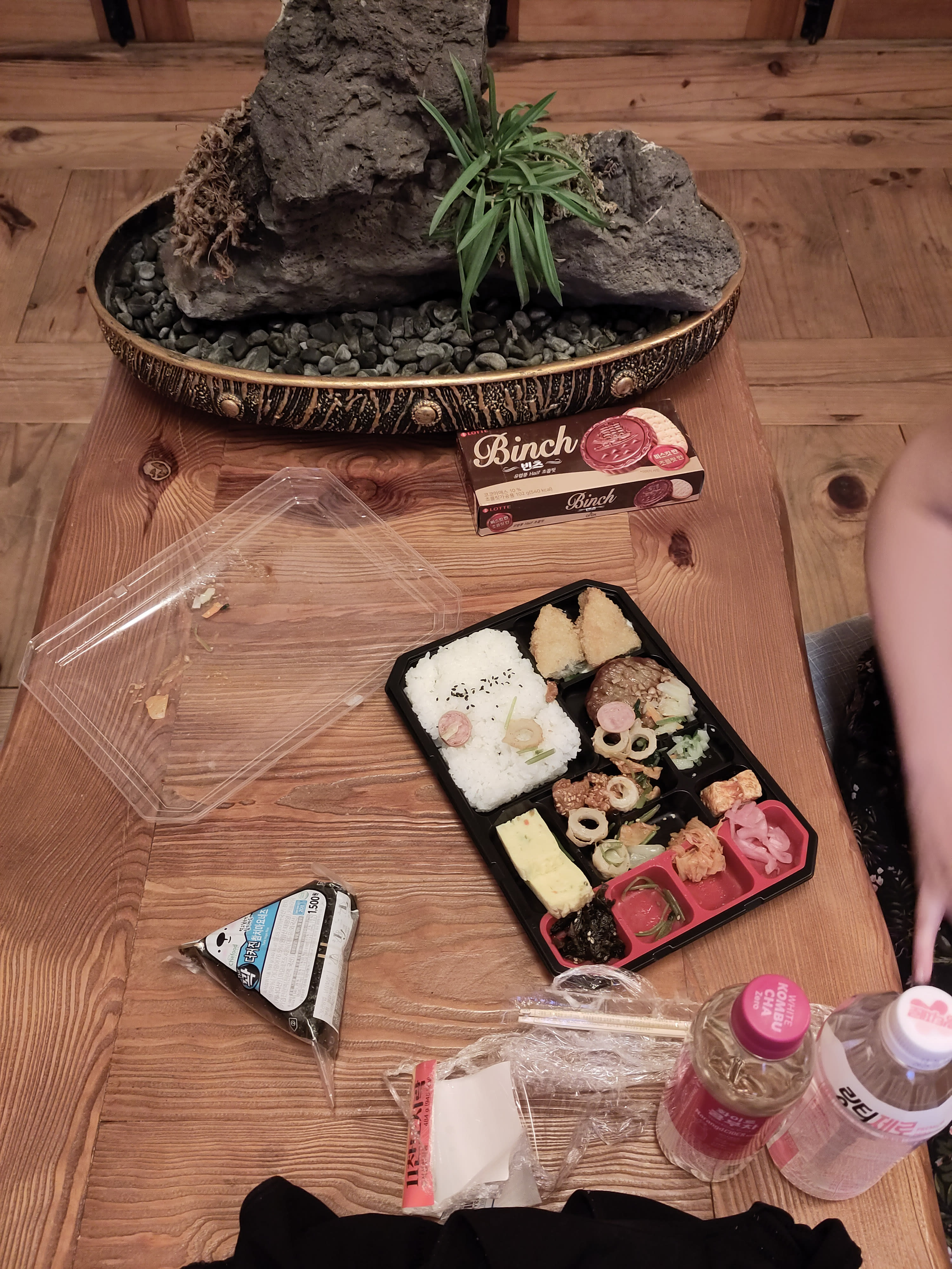 {"caption":[{"type":"text","text":{"content":"On avait prévu de ne pas trouver à manger dans le coin donc on a fait des courses au Konbini avant de venir","link":null},"annotations":{"bold":false,"italic":false,"strikethrough":false,"underline":false,"code":false,"color":"default"},"plain_text":"On avait prévu de ne pas trouver à manger dans le coin donc on a fait des courses au Konbini avant de venir","href":null}],"type":"external","external":{"url":"https://res.cloudinary.com/dttkrq9dl/image/upload/v1703586541/IMG_20231007_192505_1_ts2vnz.jpg"}}