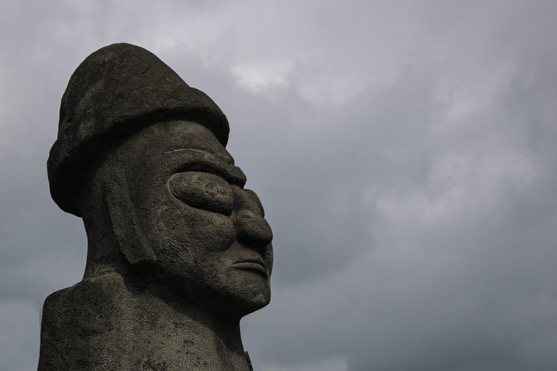 {"caption":[{"type":"text","text":{"content":"Les fameux “grands-pères”, ces statues sont un des symboles de l’île","link":null},"annotations":{"bold":false,"italic":false,"strikethrough":false,"underline":false,"code":false,"color":"default"},"plain_text":"Les fameux “grands-pères”, ces statues sont un des symboles de l’île","href":null}],"type":"external","external":{"url":"https://res.cloudinary.com/dttkrq9dl/image/upload/v1705041552/12-20231008142330_IMG_1355_fkcxv6.jpg"}}