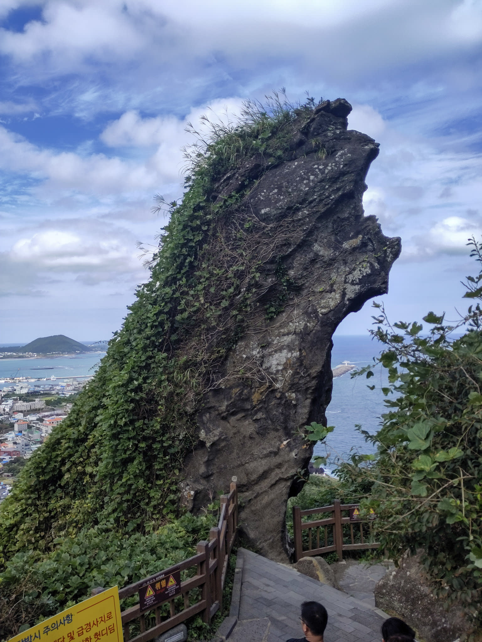 {"caption":[{"type":"text","text":{"content":"Les escaliers sont parsemés de petites explications sur les formations rocheuses remarquables","link":null},"annotations":{"bold":false,"italic":false,"strikethrough":false,"underline":false,"code":false,"color":"default"},"plain_text":"Les escaliers sont parsemés de petites explications sur les formations rocheuses remarquables","href":null}],"type":"external","external":{"url":"https://res.cloudinary.com/dttkrq9dl/image/upload/v1705041555/34-IMG_20231009_114648_avppxl.jpg"}}