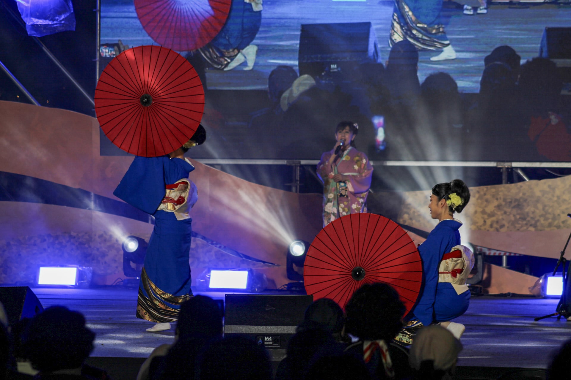 {"caption":[{"type":"text","text":{"content":"Et un spectacle japonais","link":null},"annotations":{"bold":false,"italic":false,"strikethrough":false,"underline":false,"code":false,"color":"default"},"plain_text":"Et un spectacle japonais","href":null}],"type":"external","external":{"url":"https://res.cloudinary.com/dttkrq9dl/image/upload/v1705041558/19-20231008190944_IMG_1412_va3vxa.jpg"}}